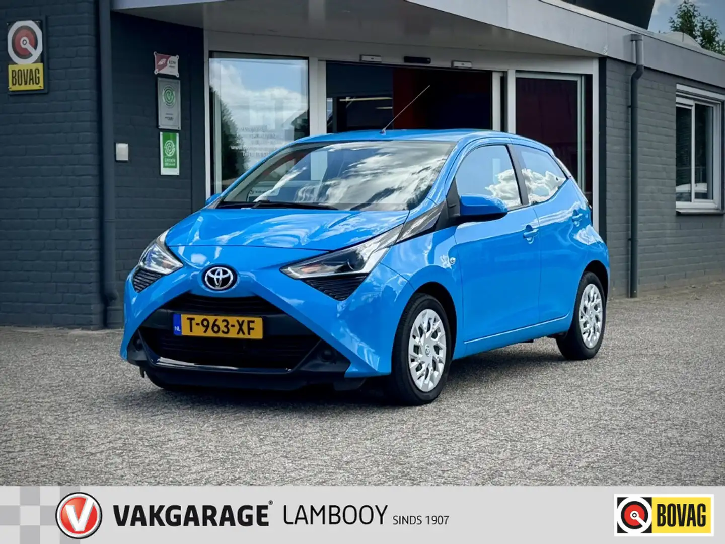 Toyota Aygo 1.0 VVT-i x-play Automaat Camera Carplay Blauw - 1
