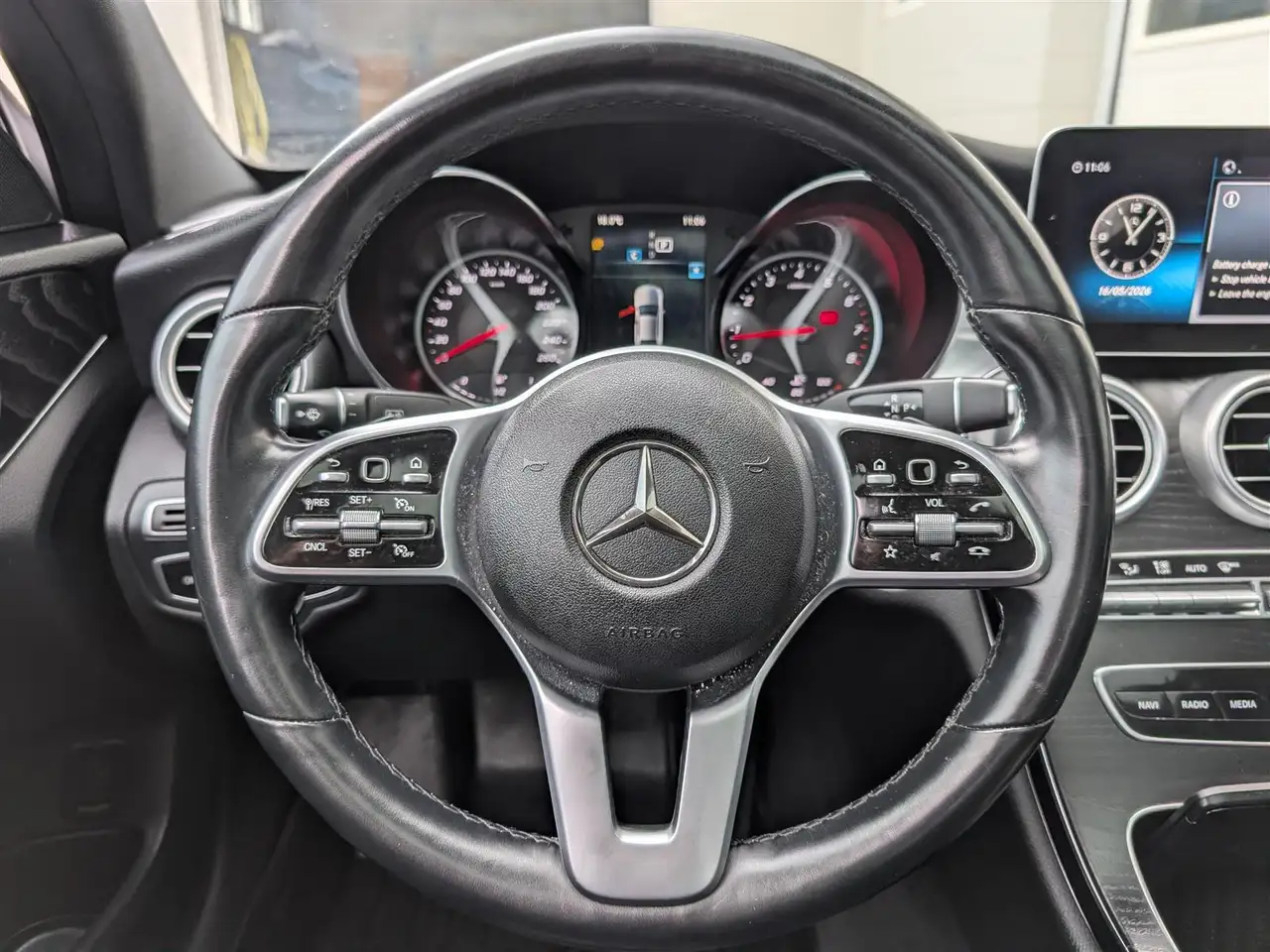 Mercedes-Benz C-Class снимка Mercedes-Benz C-Class