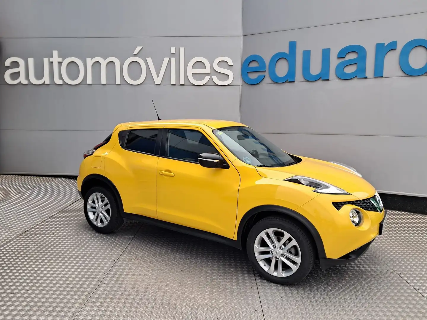 Nissan Juke 1.2 DIG-T Acenta 4x2 115 Jaune - 1