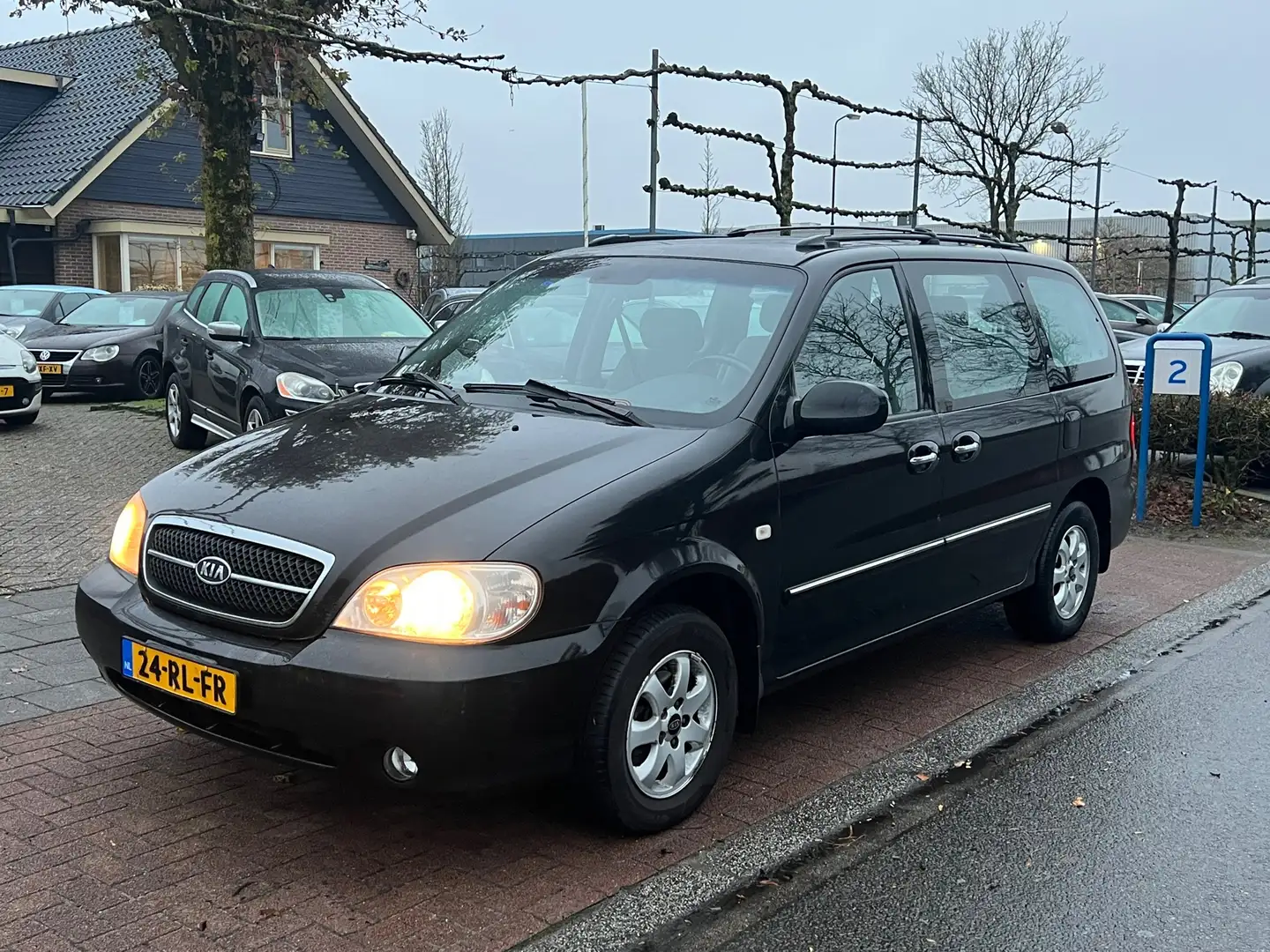 Kia Carnival 2.5 V6 EX * 6 Pers.| NETTE RUIME AUTO Zwart - 2