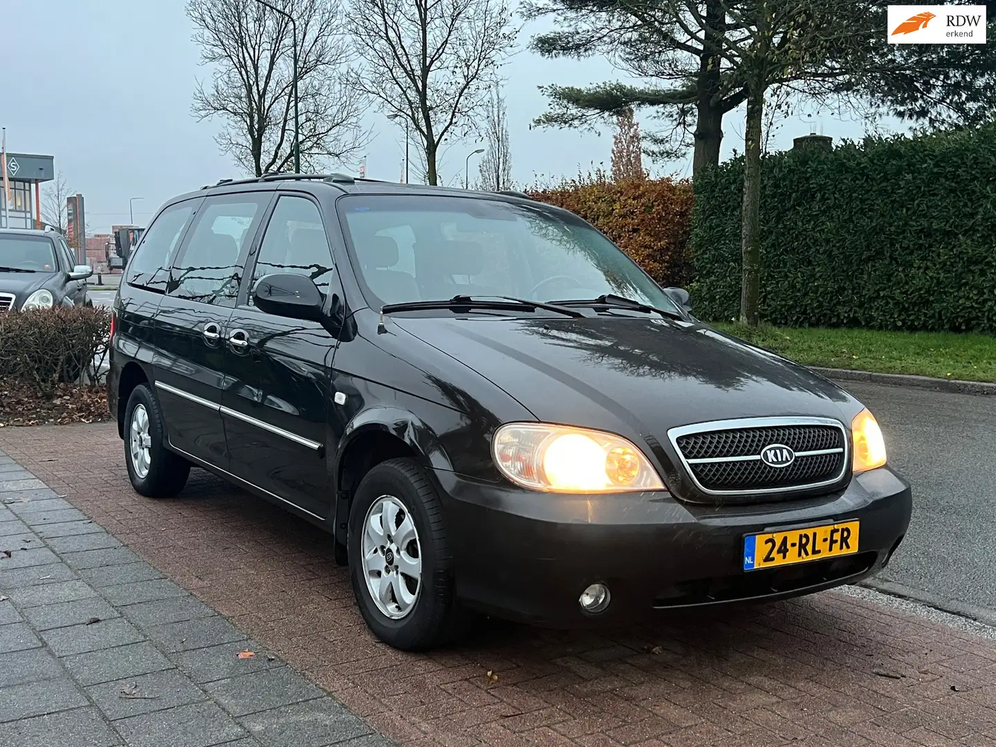 Kia Carnival 2.5 V6 EX * 6 Pers.| NETTE RUIME AUTO Zwart - 1