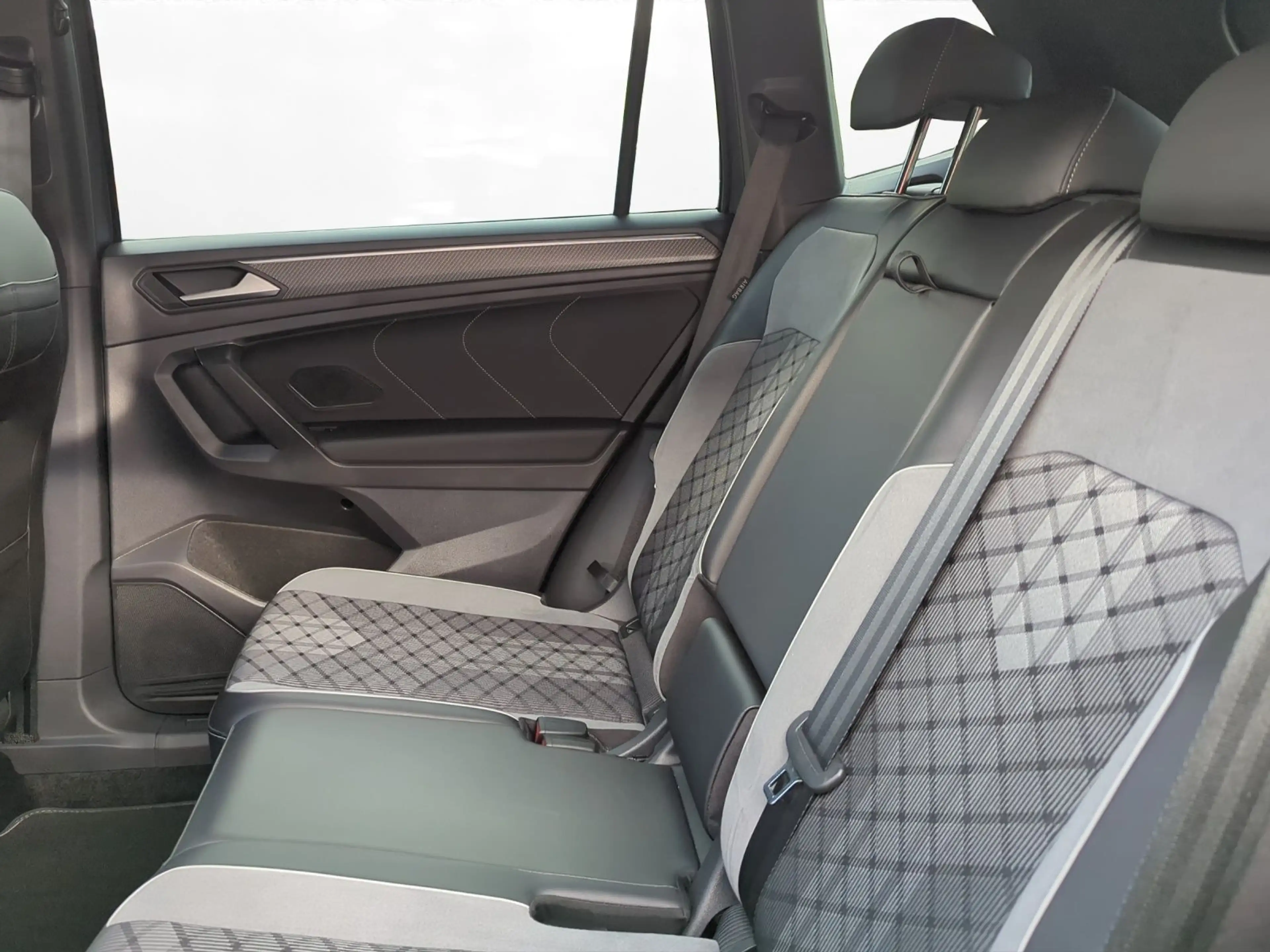 Volkswagen Tiguan Allspace 2.0 TDI R-Line 4Motion — photo 3
