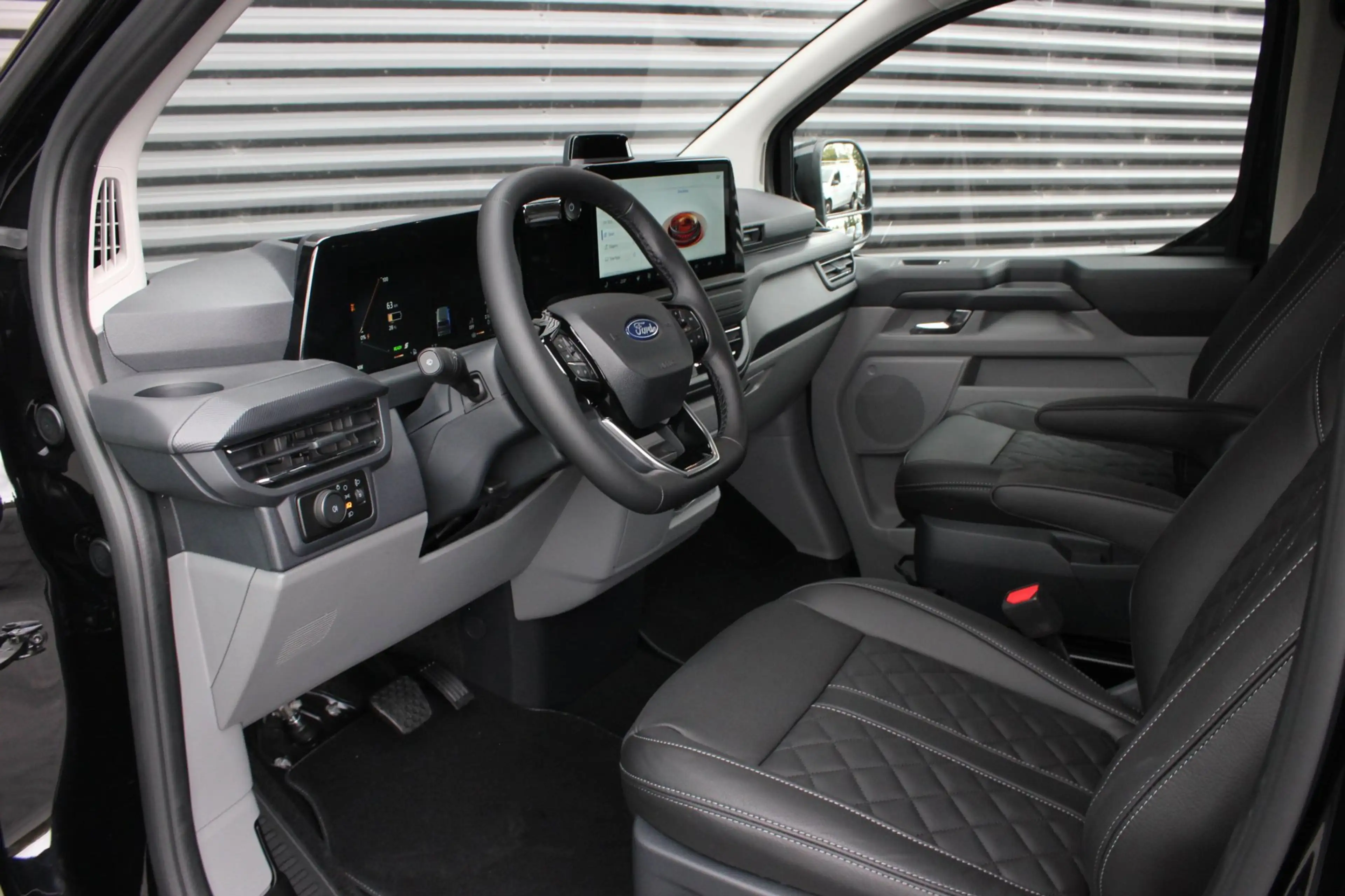 Ford E-Transit Cust. 320 L2H1 Limited 71 kWh DC DUBBEL CABINE / J — photo 23