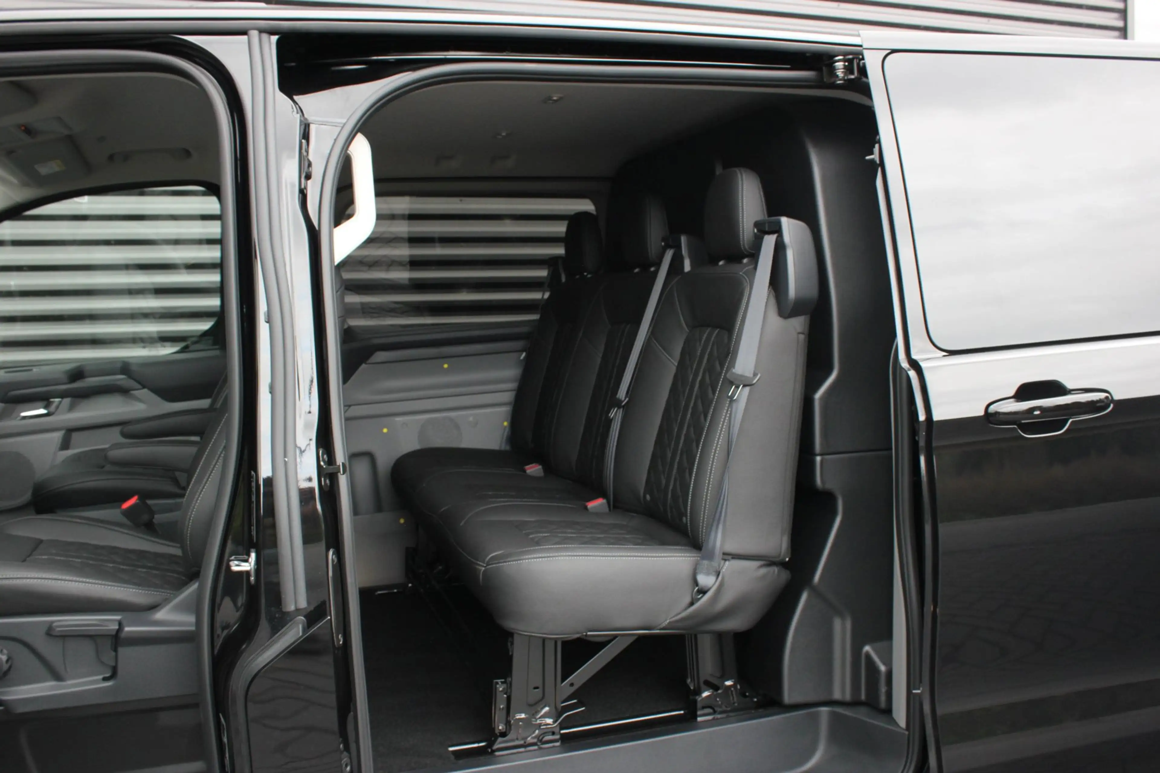Ford E-Transit Cust. 320 L2H1 Limited 71 kWh DC DUBBEL CABINE / J — photo 11