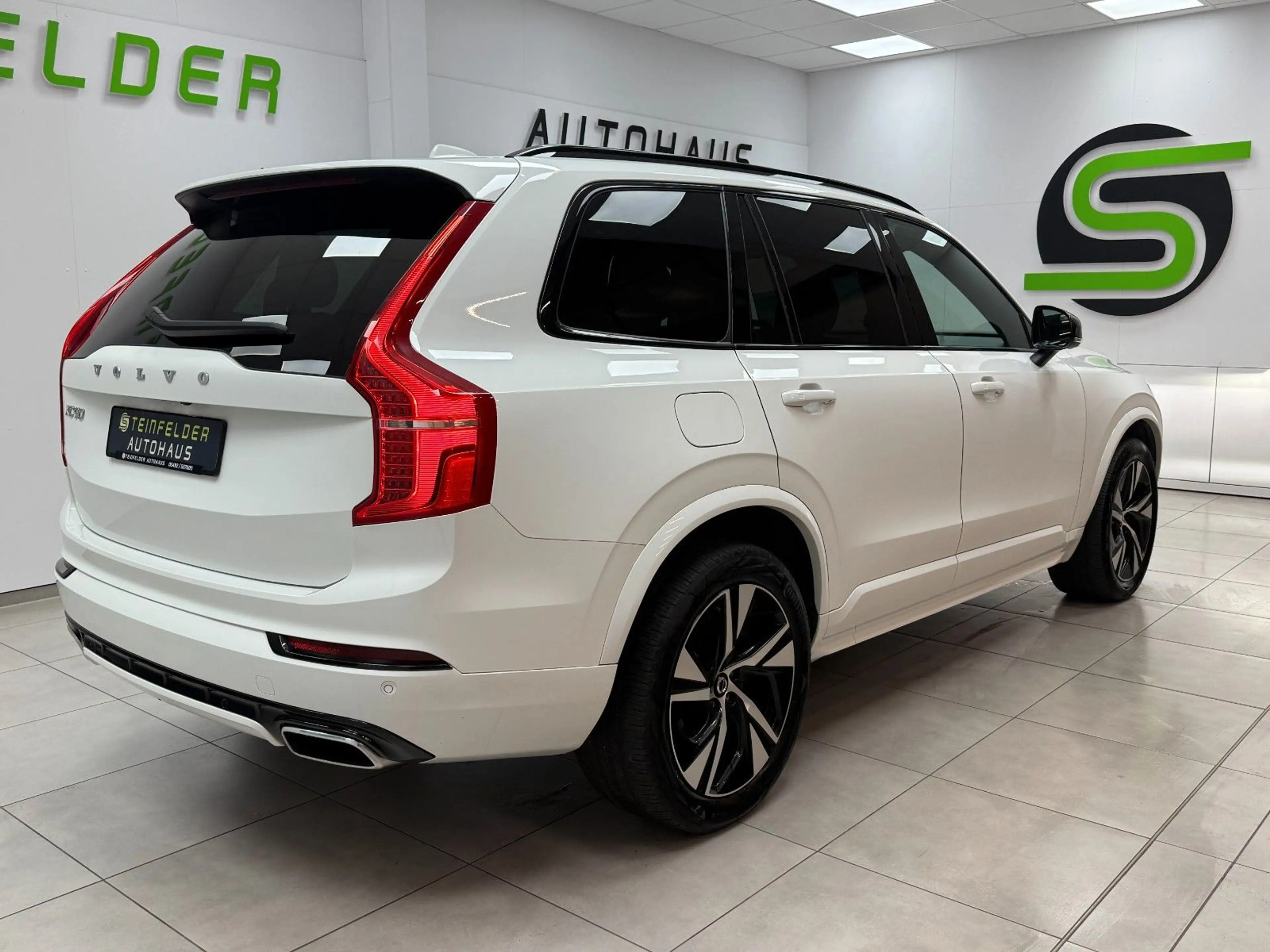 Volvo XC90 B5 R Design AWD / 7 SITZE / PANORAMA / 360° — photo 7