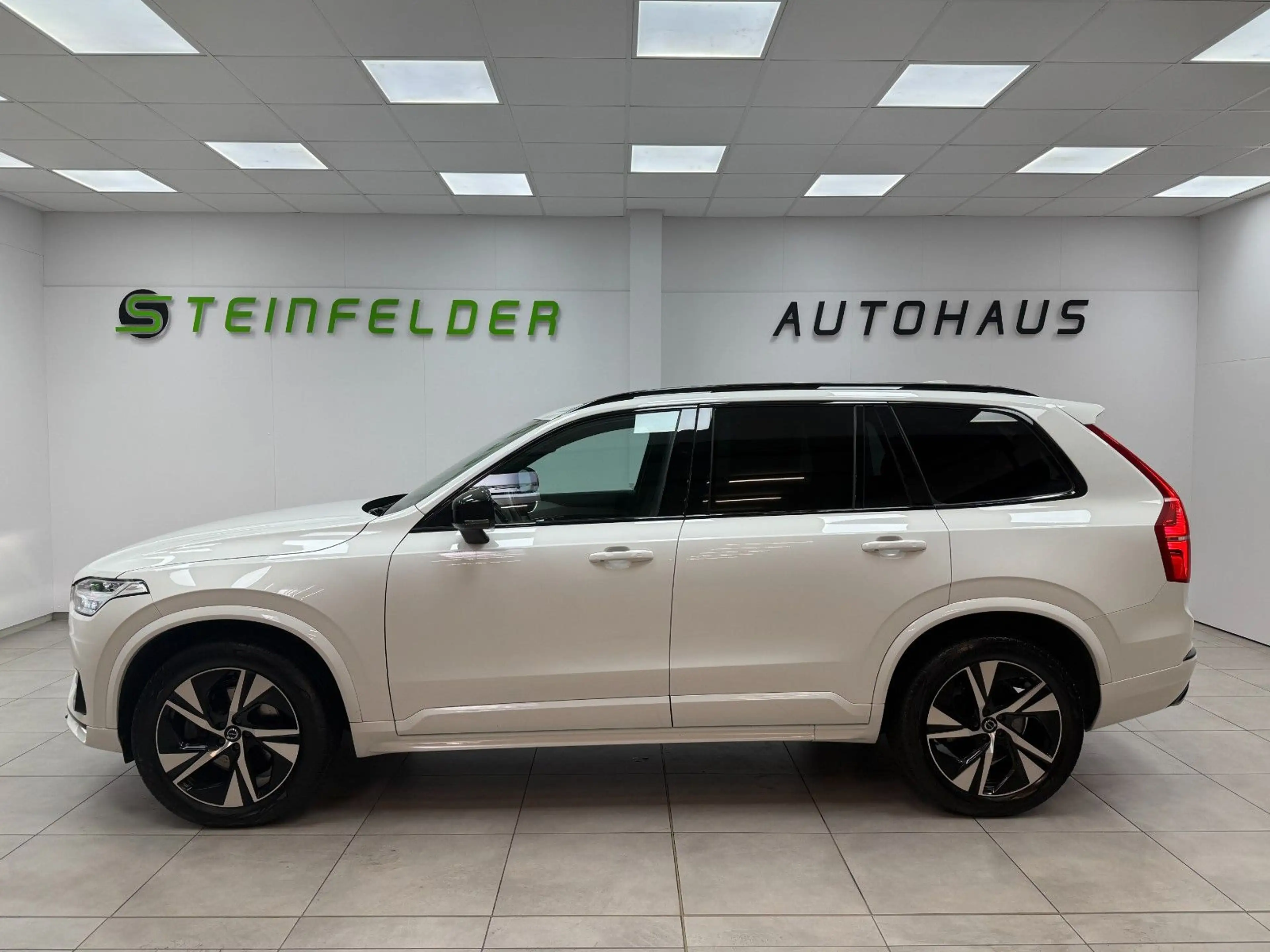 Volvo XC90 B5 R Design AWD / 7 SITZE / PANORAMA / 360° — photo 4