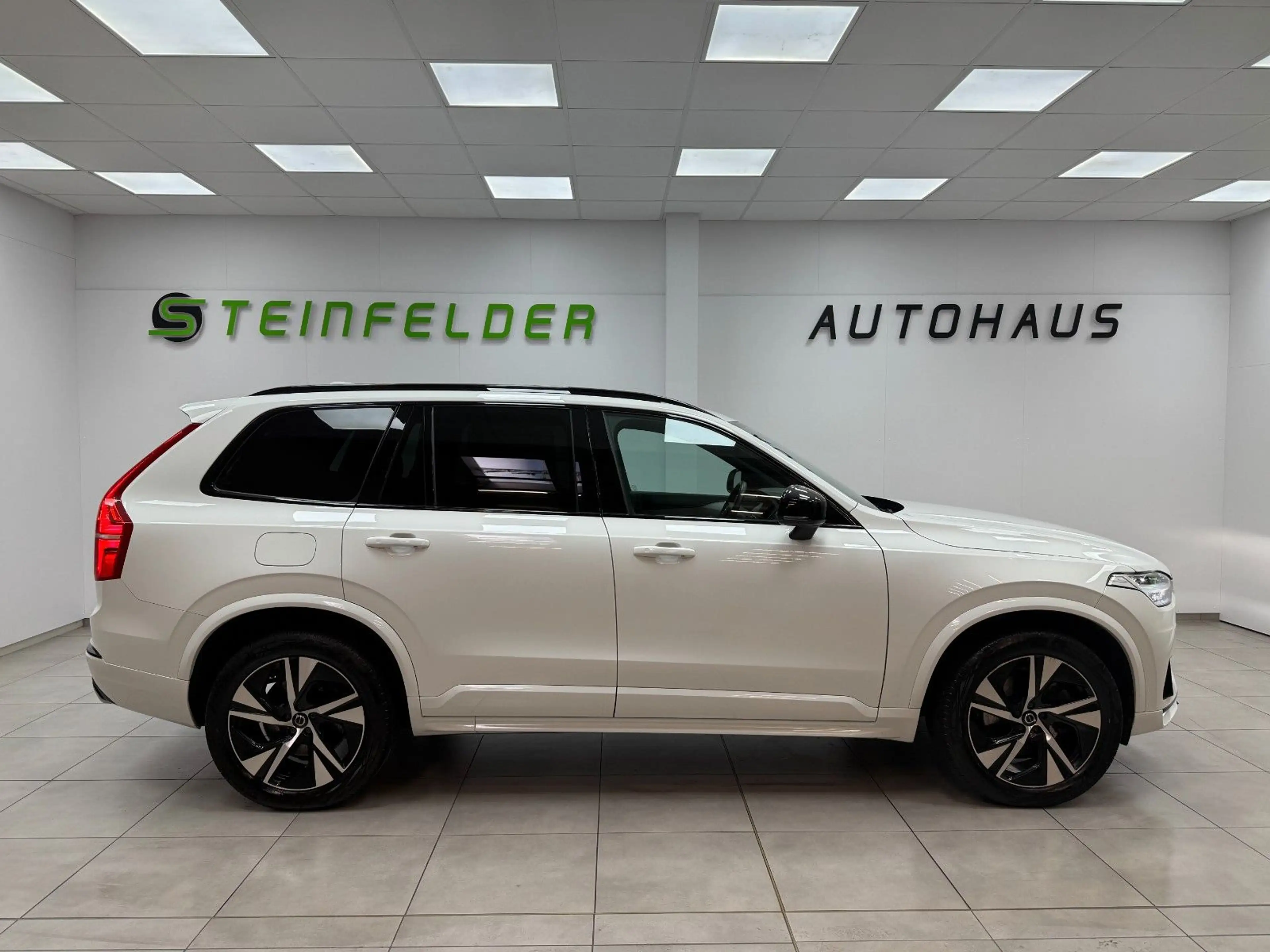 Volvo XC90 B5 R Design AWD / 7 SITZE / PANORAMA / 360° — photo 8