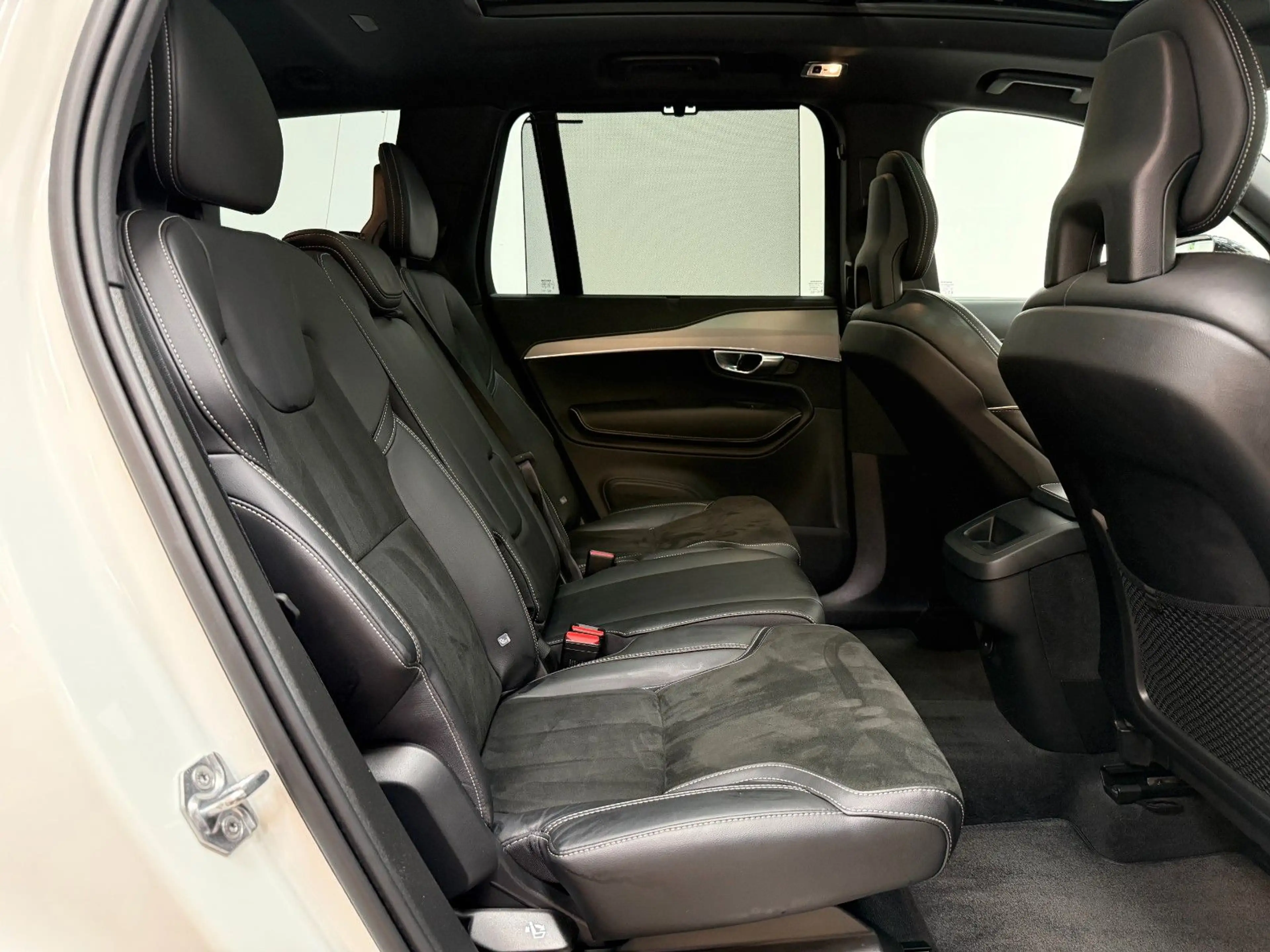 Volvo XC90 B5 R Design AWD / 7 SITZE / PANORAMA / 360° — photo 14