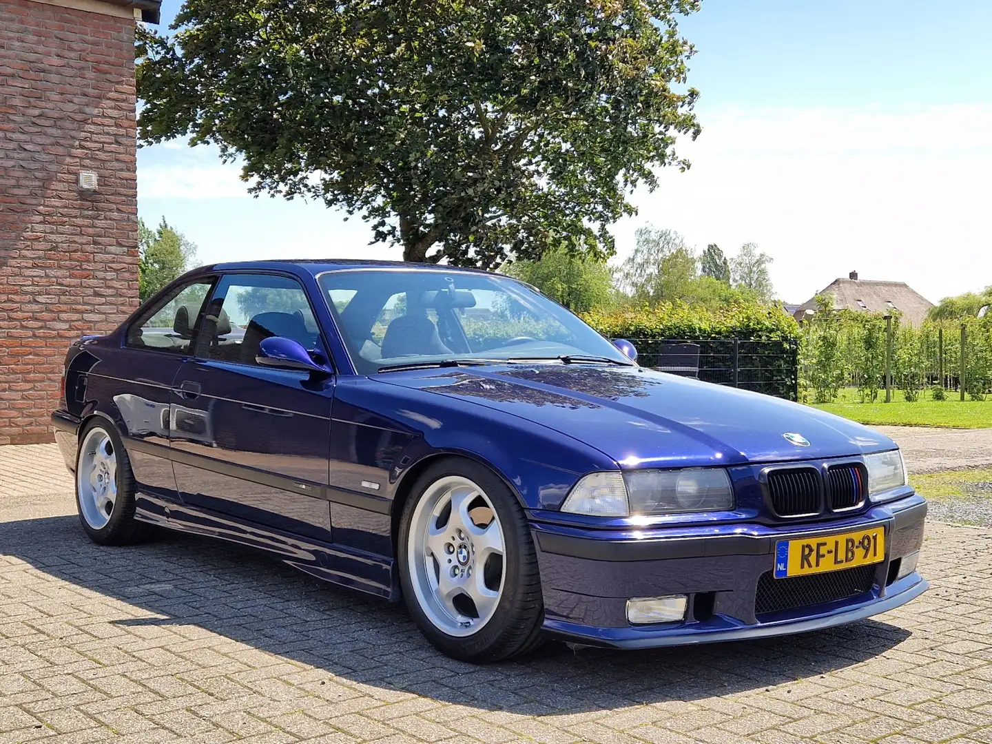 BMW 318 318iS Coupé M-Sport 17inch alcantara Contour Ai Blauw - 2