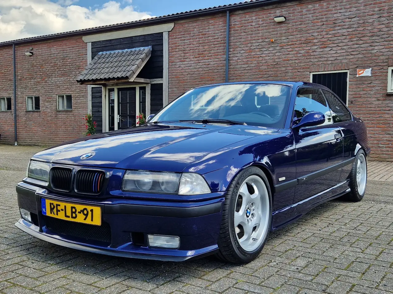 BMW 318iS Coupé M-Sport 17inch alcantara Contour Ai, foto 1