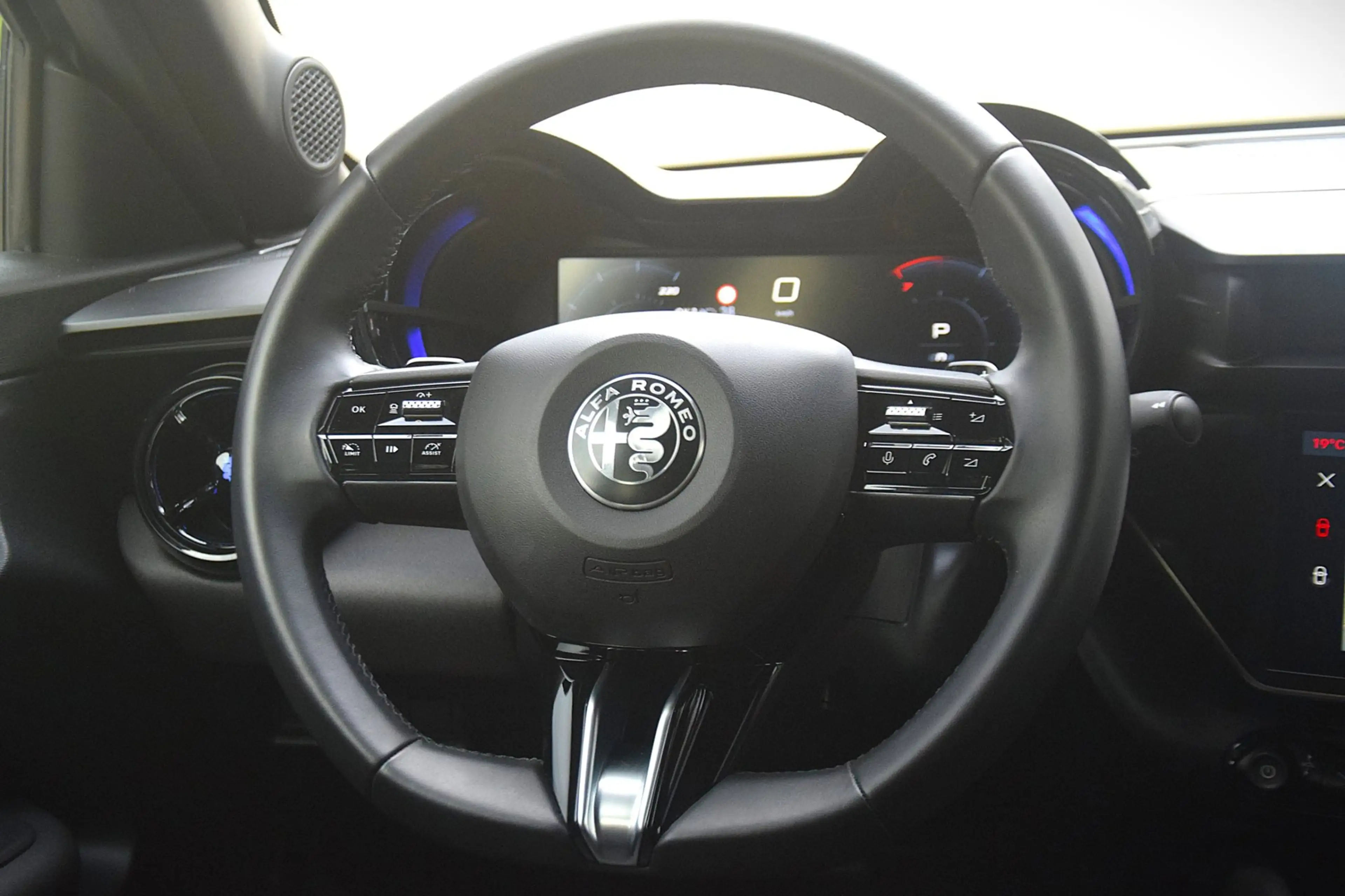 Alfa Romeo Junior 1.2 Turbo Hybrid Ibrida Speciale — photo 11