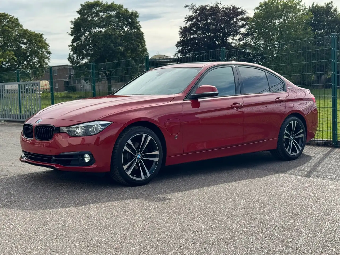 BMW 330 e Lim. iPerformance 1.Hand Harman/Kardon Rouge - 1