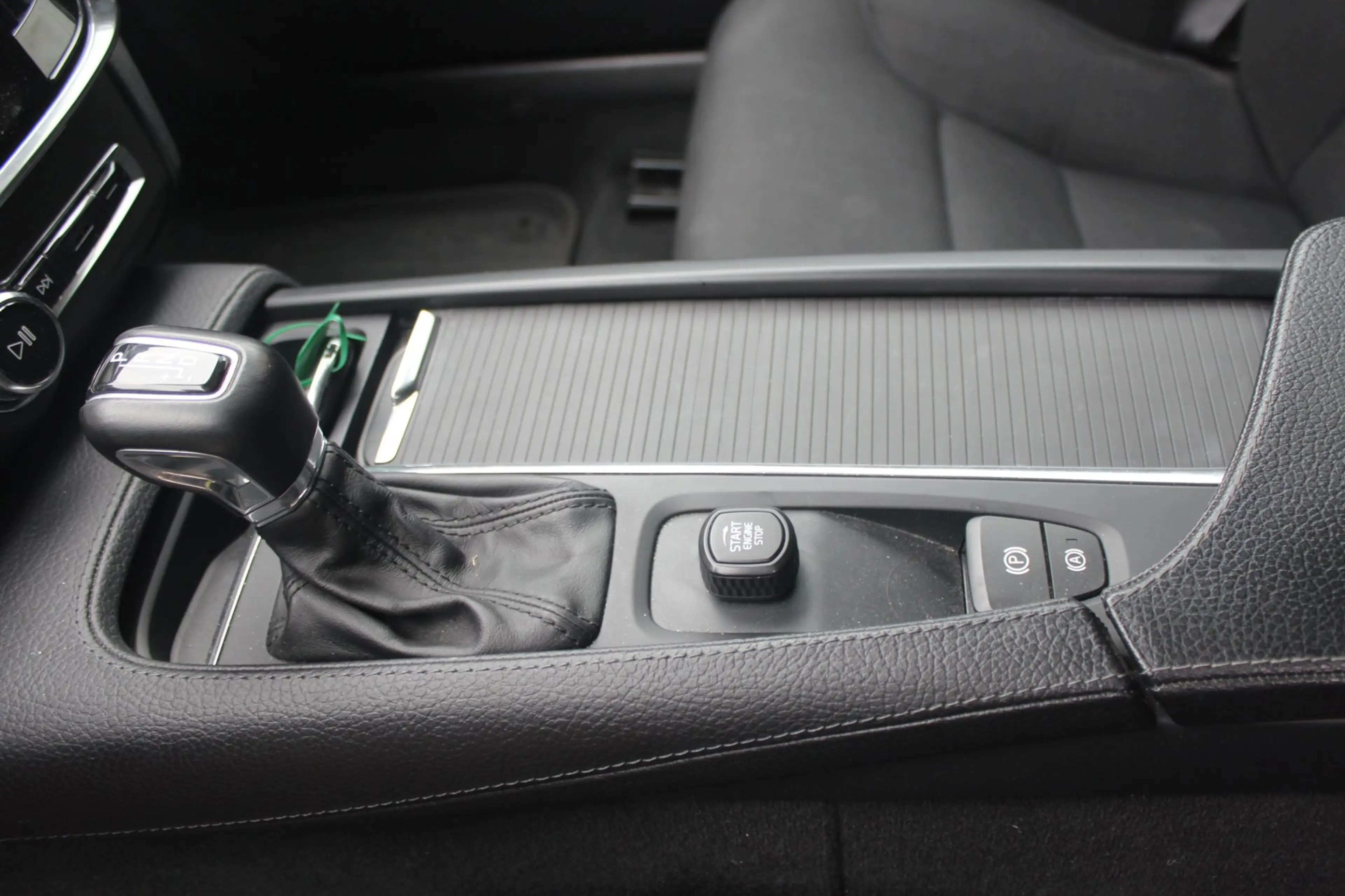 Volvo V90 2.0 T4 Kinetic Stoel/Stuur verwarming, trekhaak — photo 14