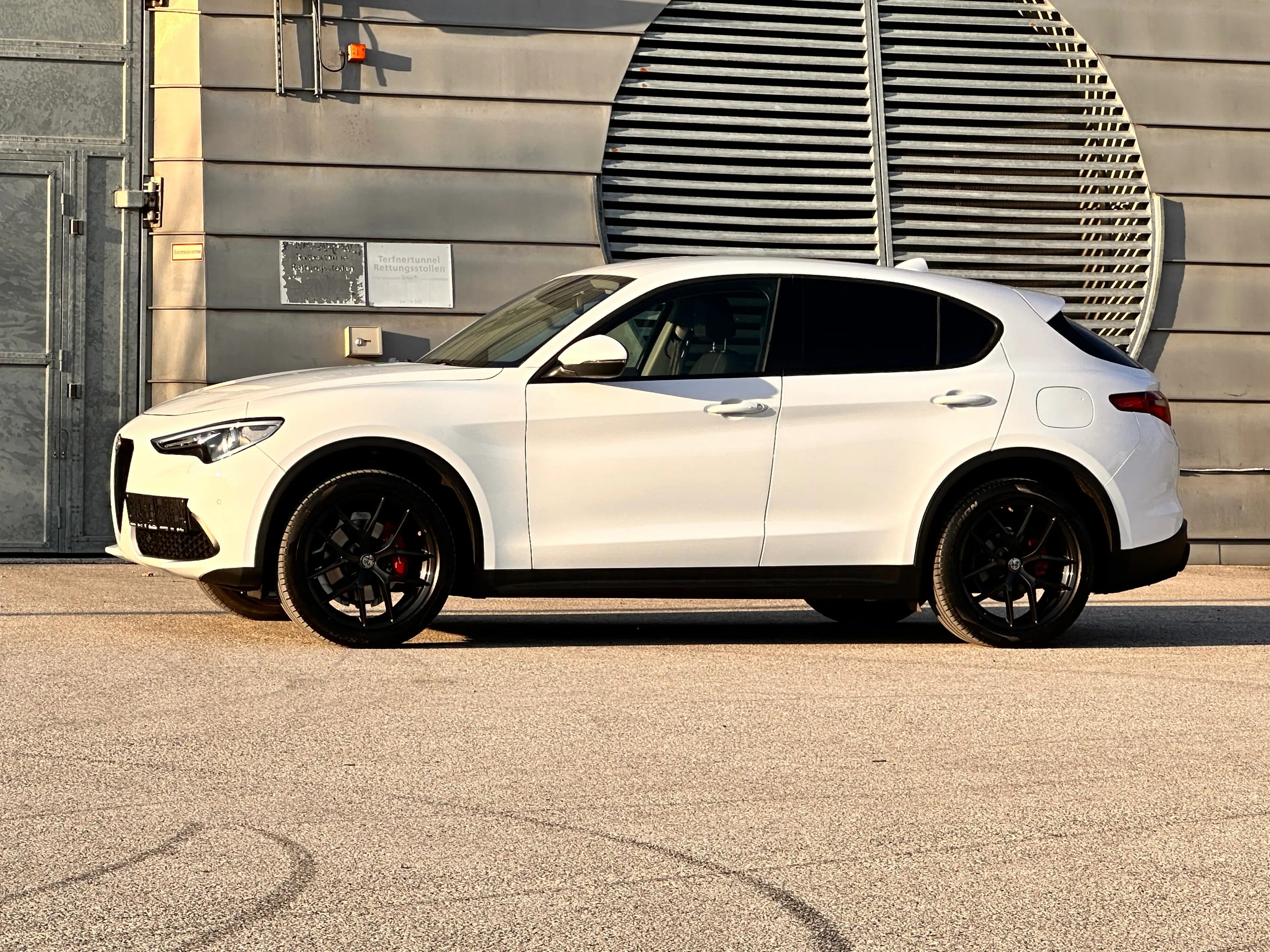 Alfa Romeo Stelvio 2.2 JTDM Super Q4 / AHK 2.3t / Diesel / Leder — photo 2