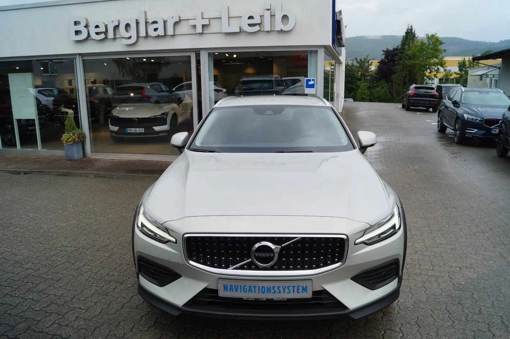 Volvo V60 Cross Country B4 Diesel AWD Aut/AHK/Navi/LED Srebrny - 1