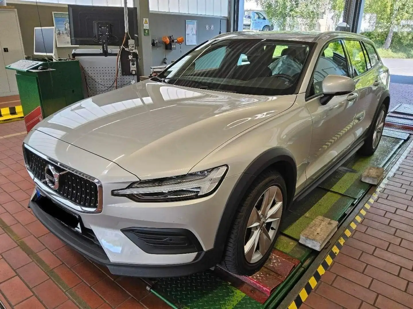 Volvo V60 Cross Country B4 Diesel AWD Aut/AHK/Navi/LED Silber - 1