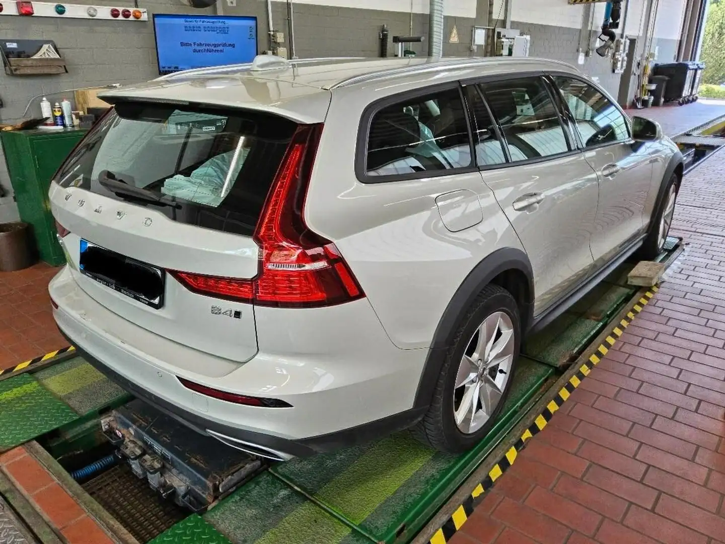 Volvo V60 Cross Country B4 Diesel AWD Aut/AHK/Navi/LED Silber - 2