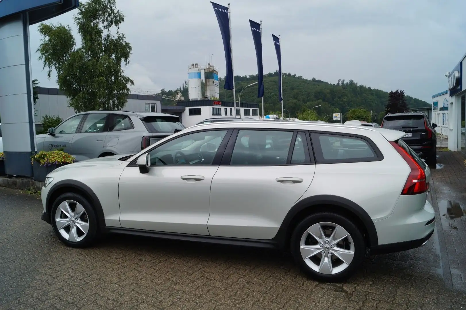 Volvo V60 Cross Country B4 Diesel AWD Aut/AHK/Navi/LED Srebrny - 2