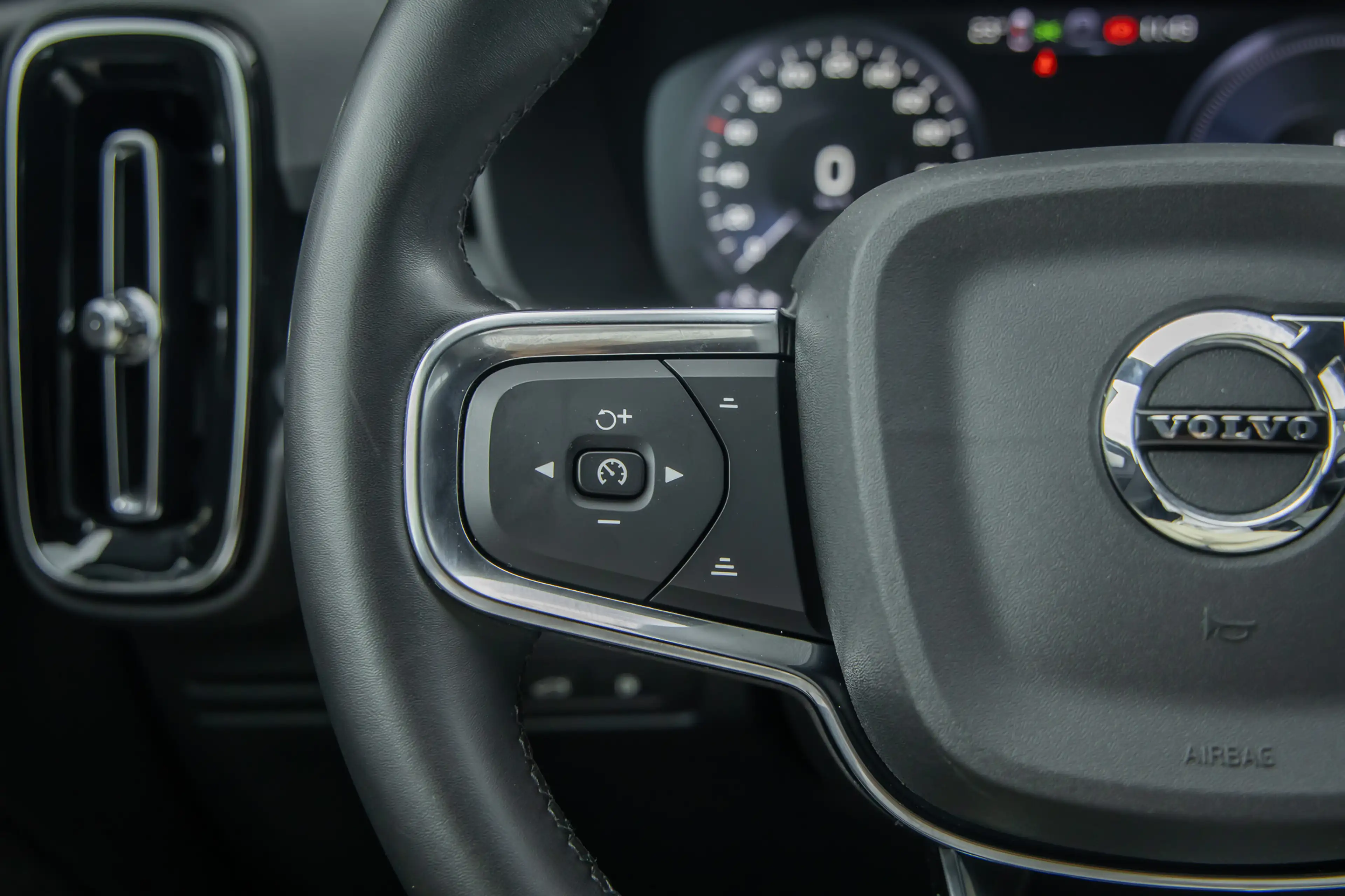 Volvo XC40 1.5 T4 Plus Dark plug in Stoelverwarming | stuurve — photo 15