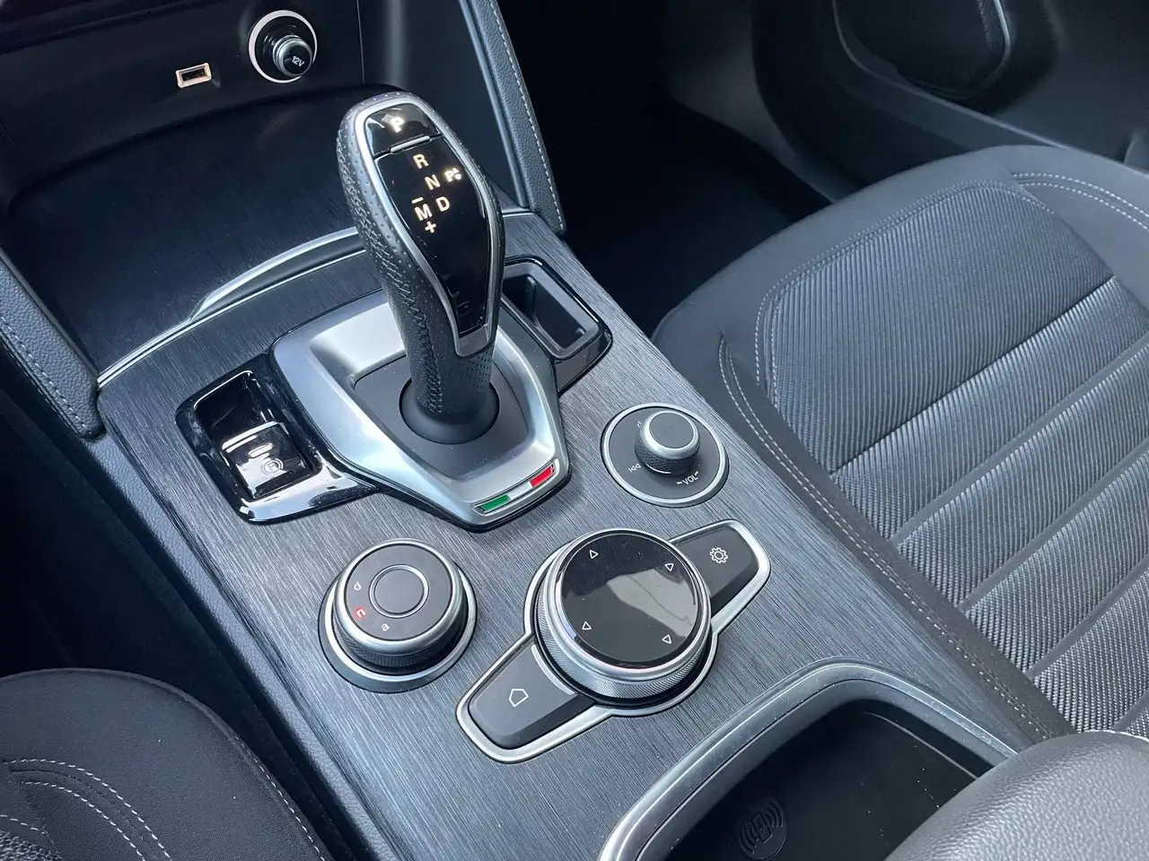 Alfa Romeo Stelvio 2022 — фото 12