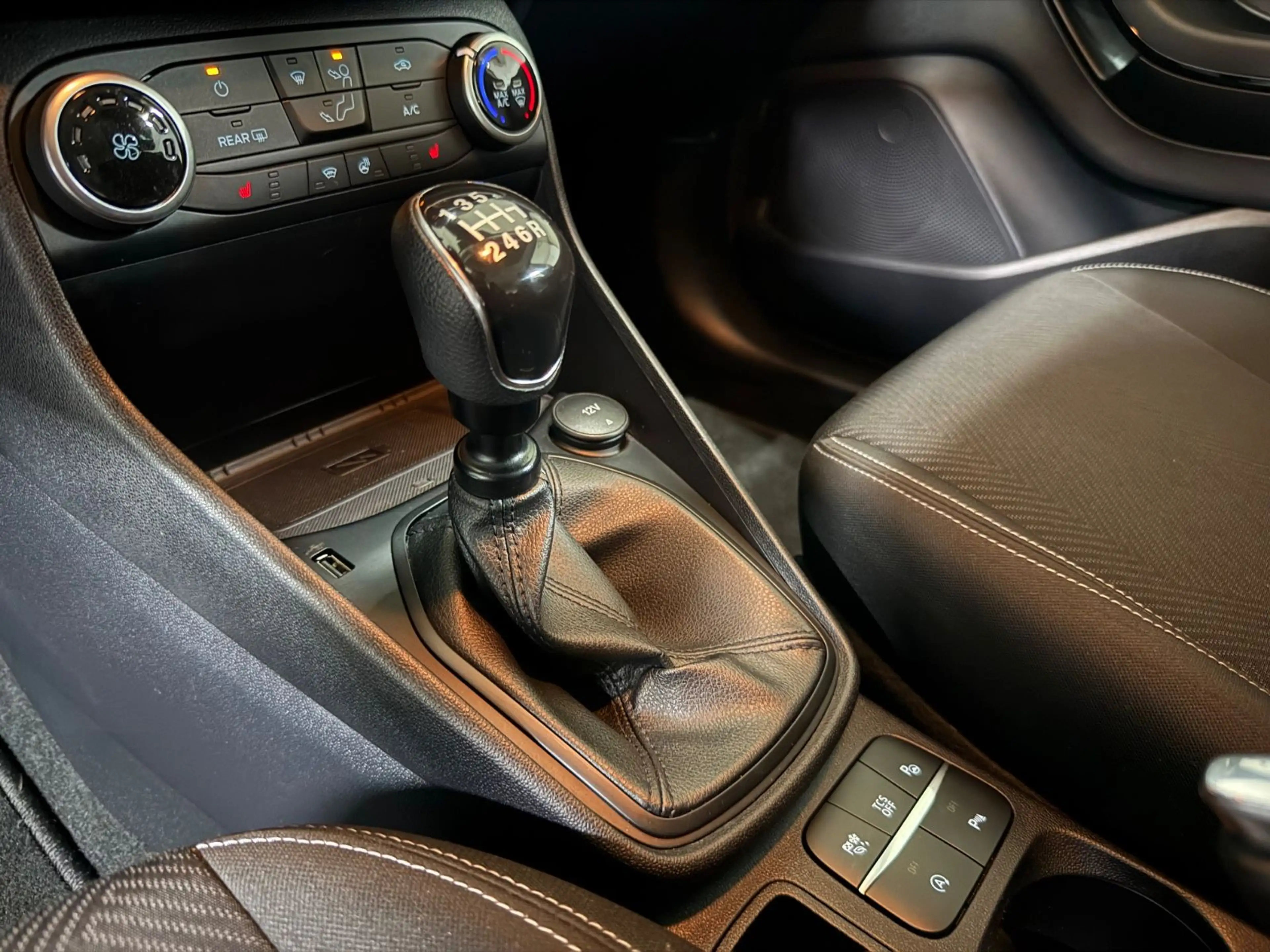 Ford Fiesta Cool & Connect/NAVI/WINTER PAKET/2x PDC — photo 13