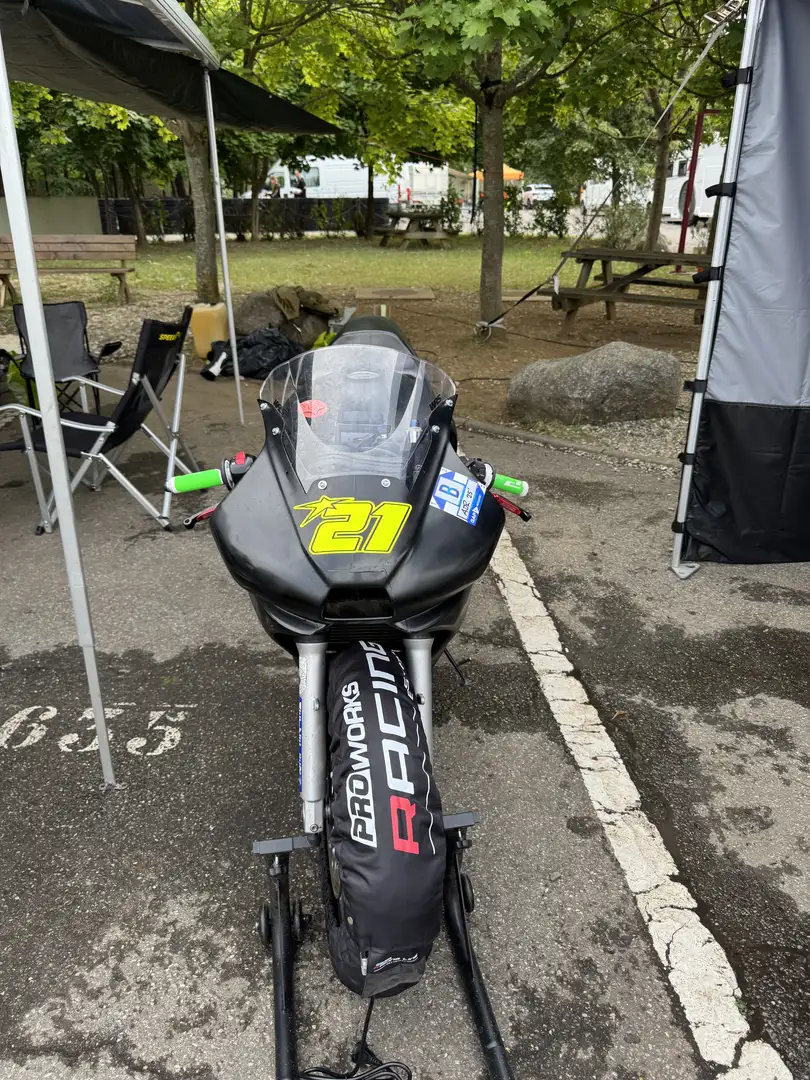 Yamaha YZF-R6 Schwarz - 1