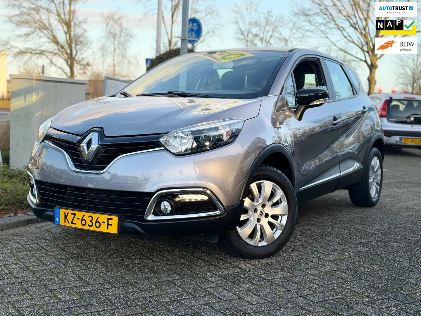 Renault Captur 0.9 TCe Expression 63.000 nap Grau - 1