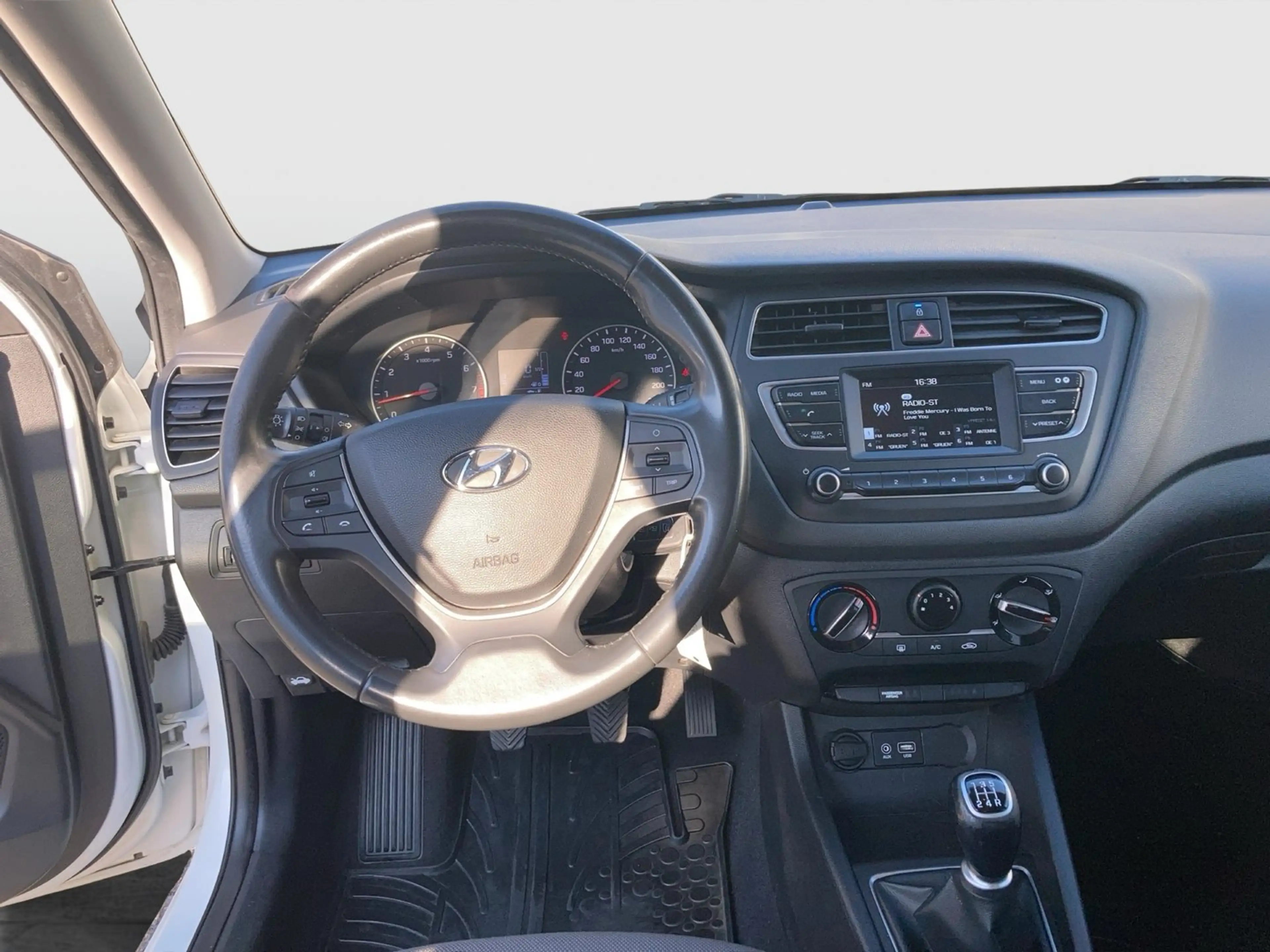 Hyundai i20 Level 2 Plus Black Roof — photo 10