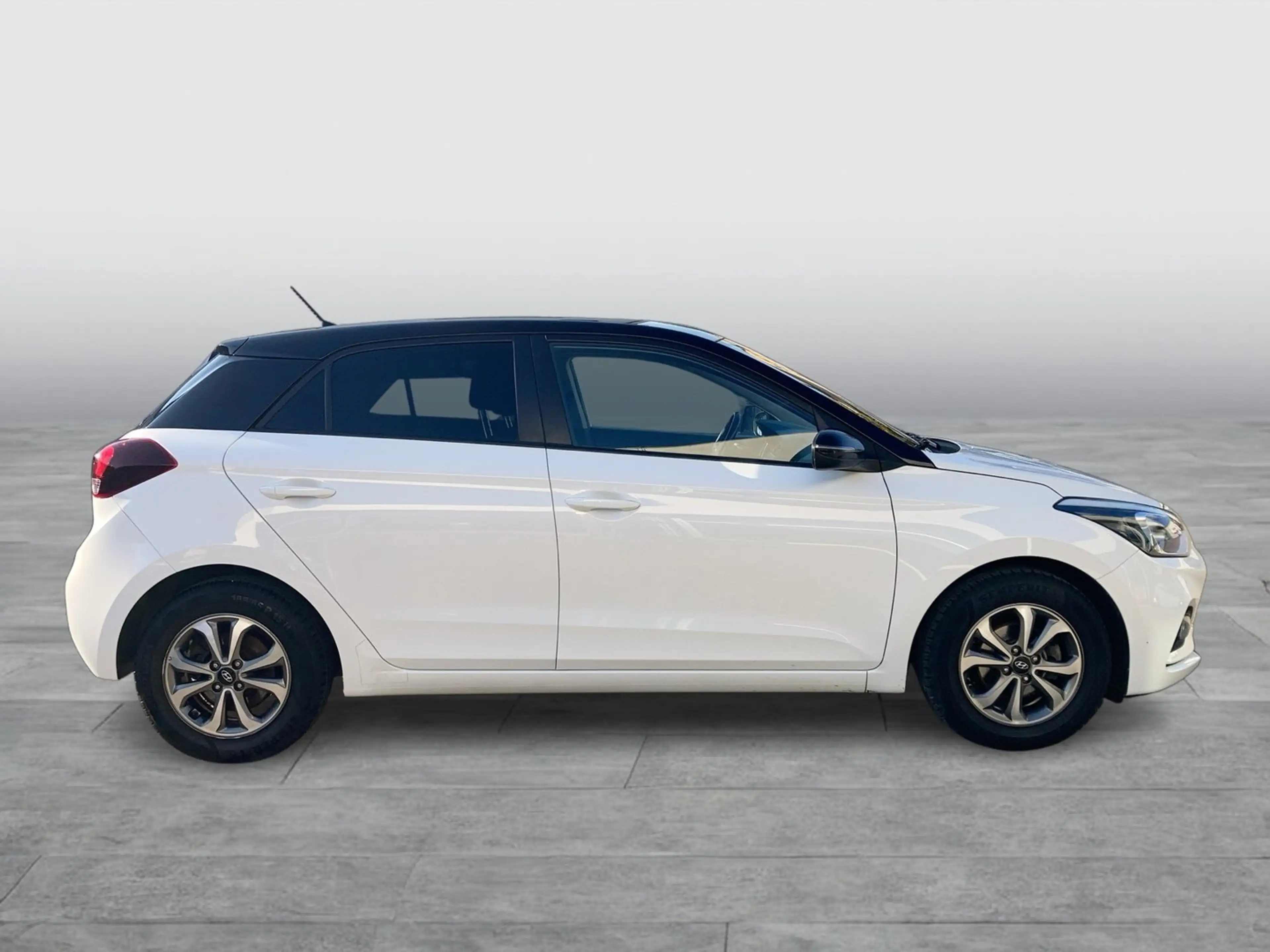 Hyundai i20 Level 2 Plus Black Roof — photo 5