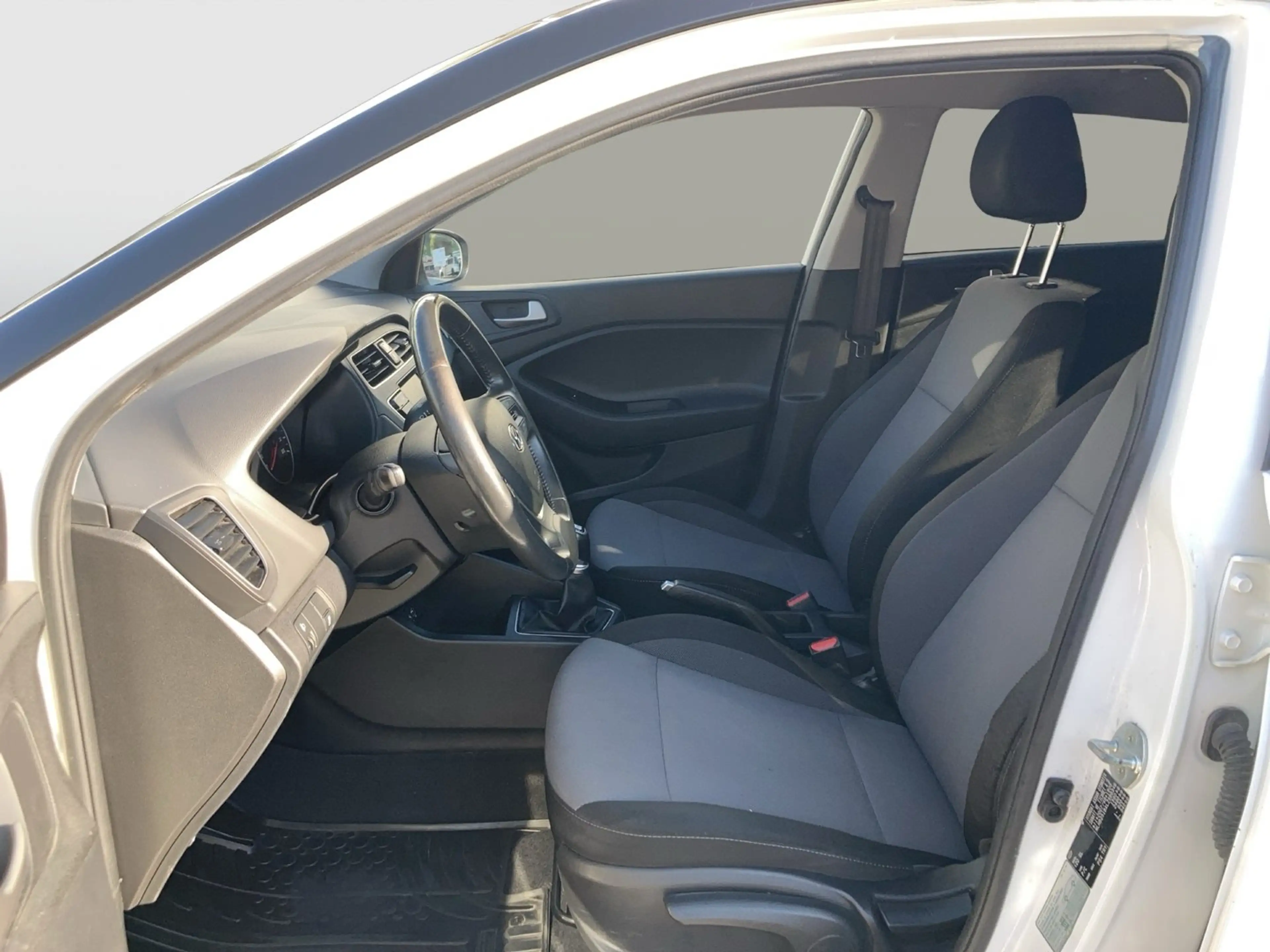 Hyundai i20 Level 2 Plus Black Roof — photo 8