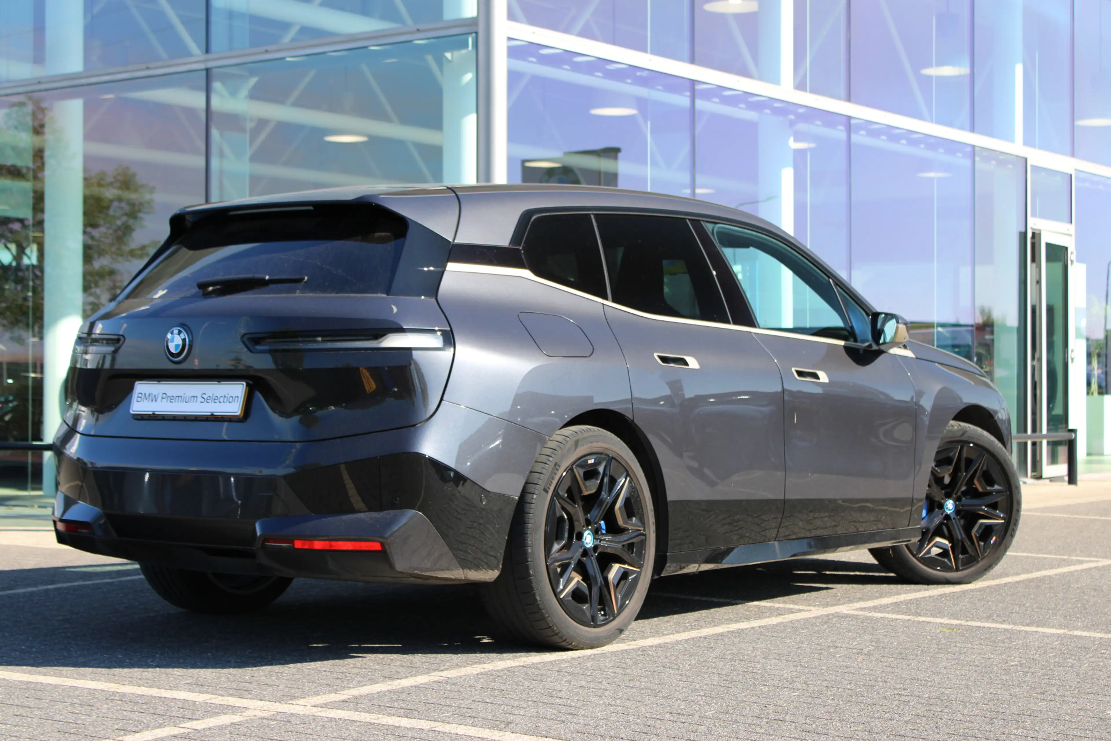 BMW iX xDrive40 High Executive / Sportpakket / Panoramada — photo 2