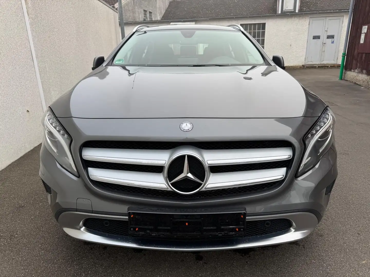 Mercedes-Benz GLA 180 Urban*Pano*LED*PDC* Gris - 1
