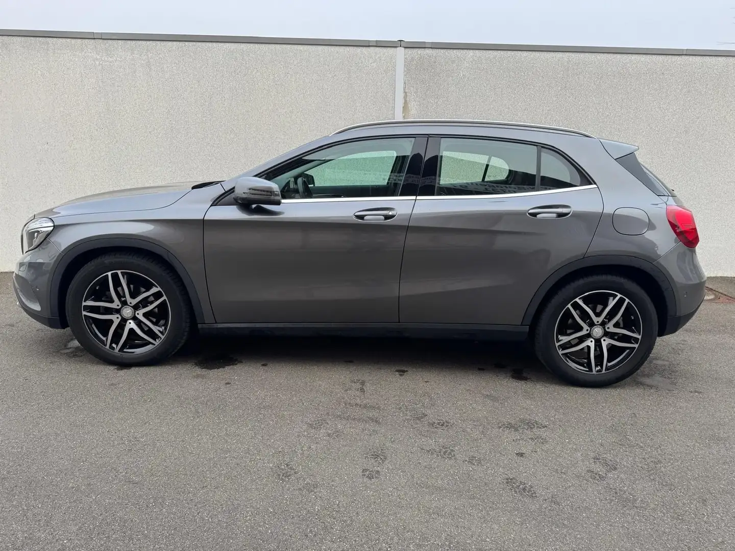 Mercedes-Benz GLA 180 Urban*Pano*LED*PDC* Gris - 2