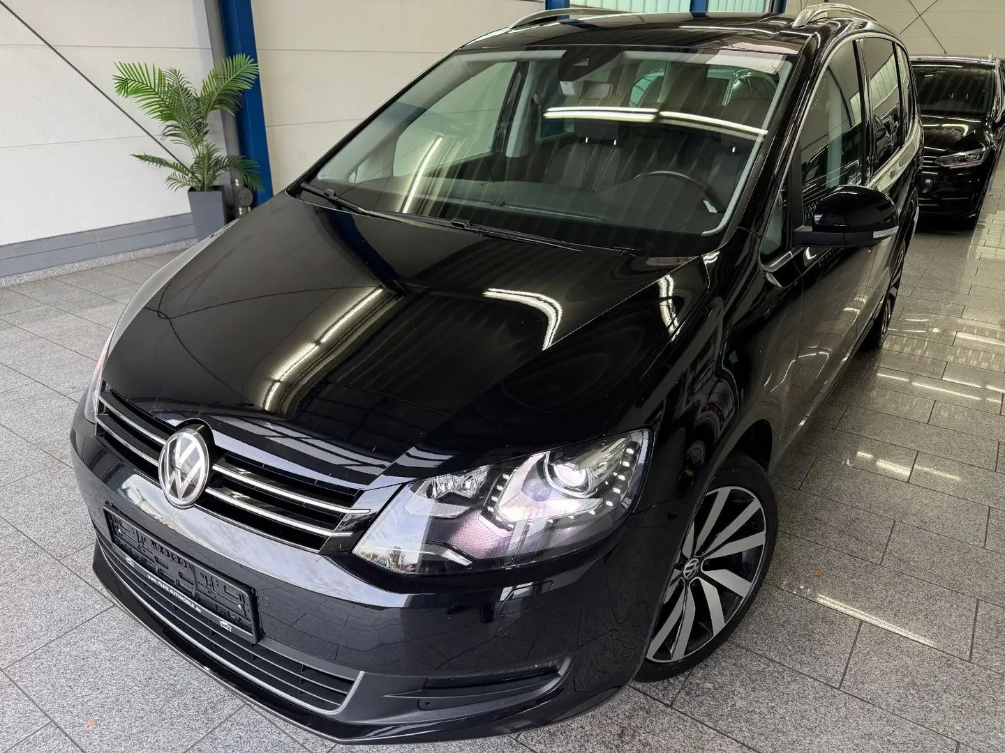 Volkswagen Sharan 2.0 TDI*ALLST*7-SITZ*AUT*ACC*PAN*RFK*1-HD Schwarz - 1
