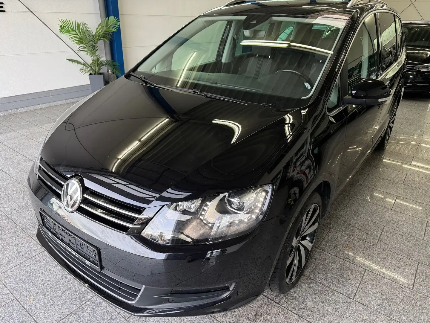 Volkswagen Sharan 2.0 TDI*ALLST*7-SITZ*AUT*ACC*PAN*RFK*1-HD Schwarz - 2