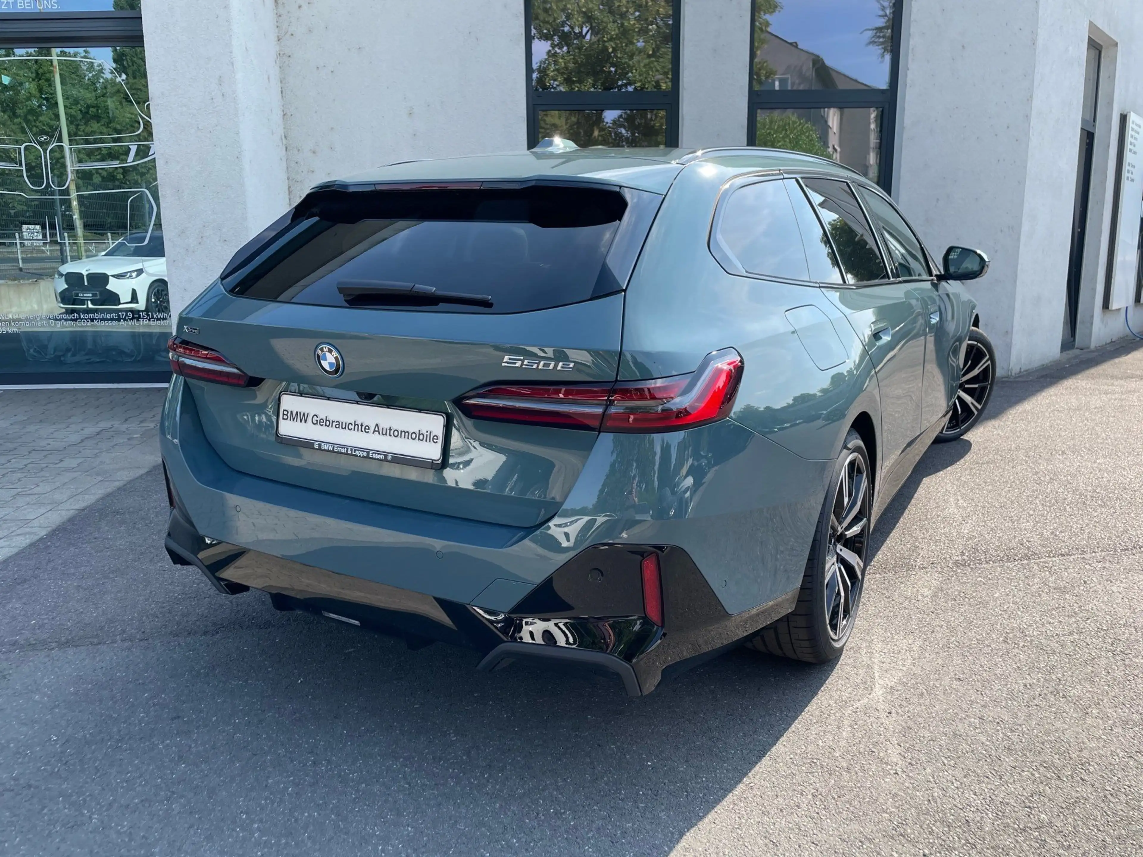 BMW 550 e xDrive Touring M Sport Pro || AHK Pano B&W — photo 2