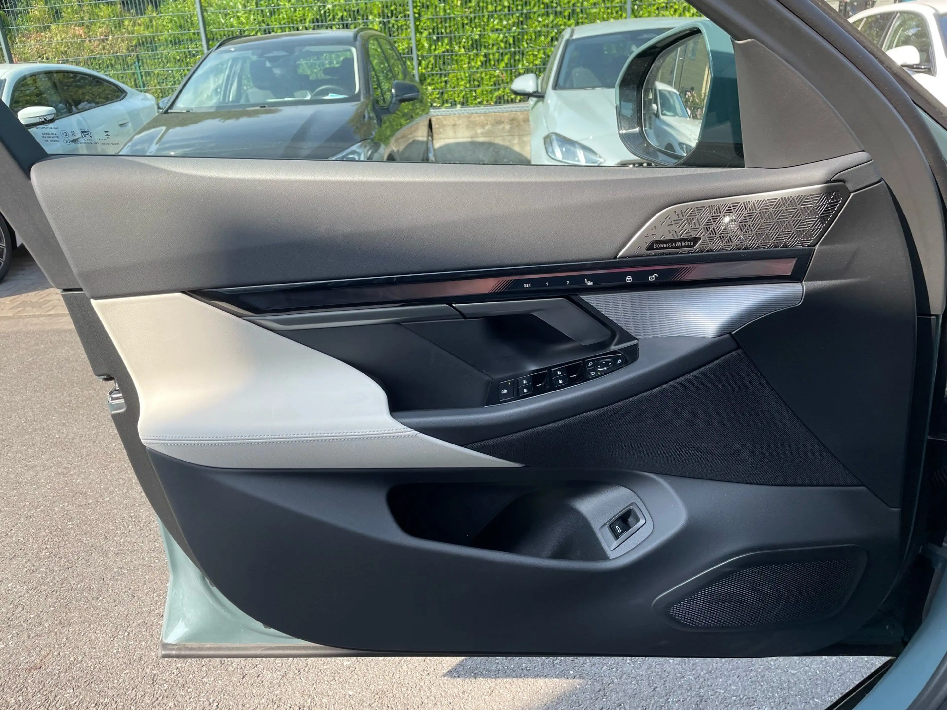BMW 550 e xDrive Touring M Sport Pro || AHK Pano B&W — photo 4