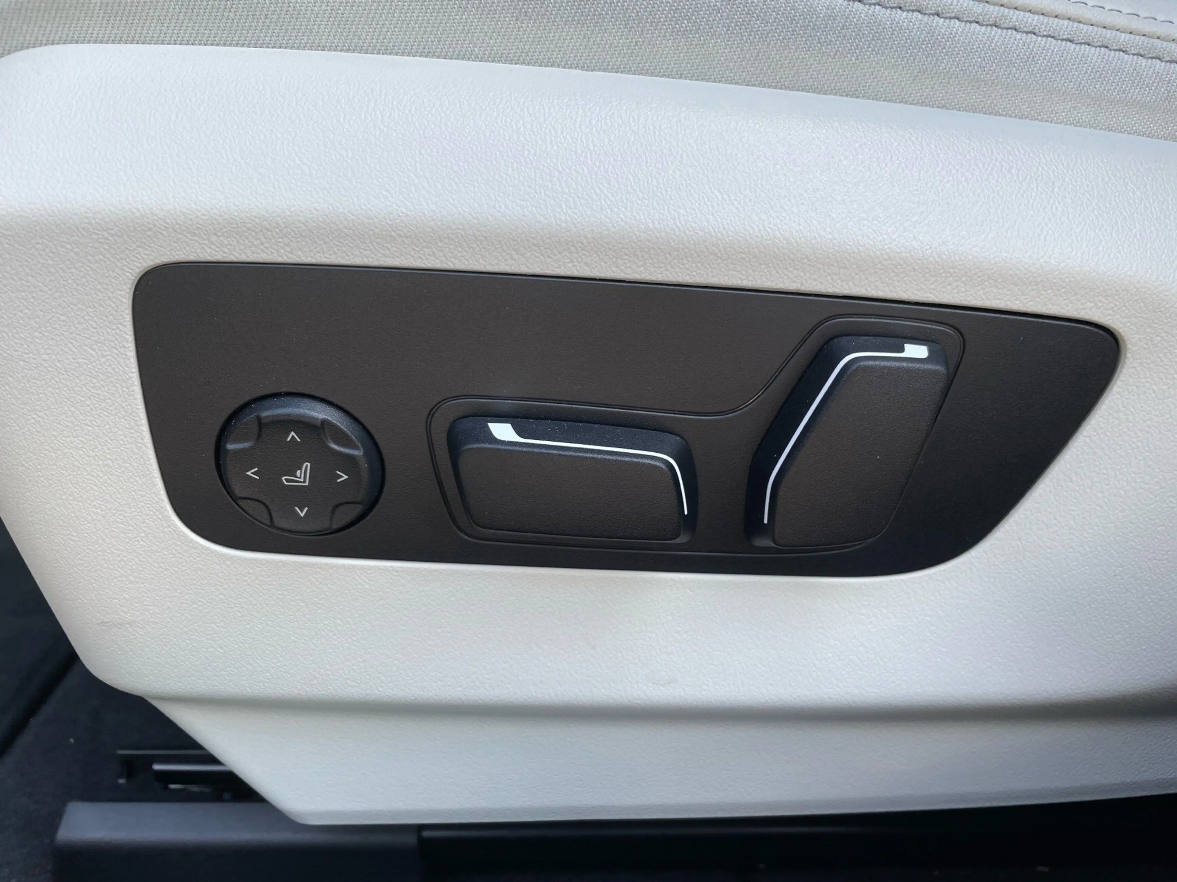 BMW 550 e xDrive Touring M Sport Pro || AHK Pano B&W — photo 14