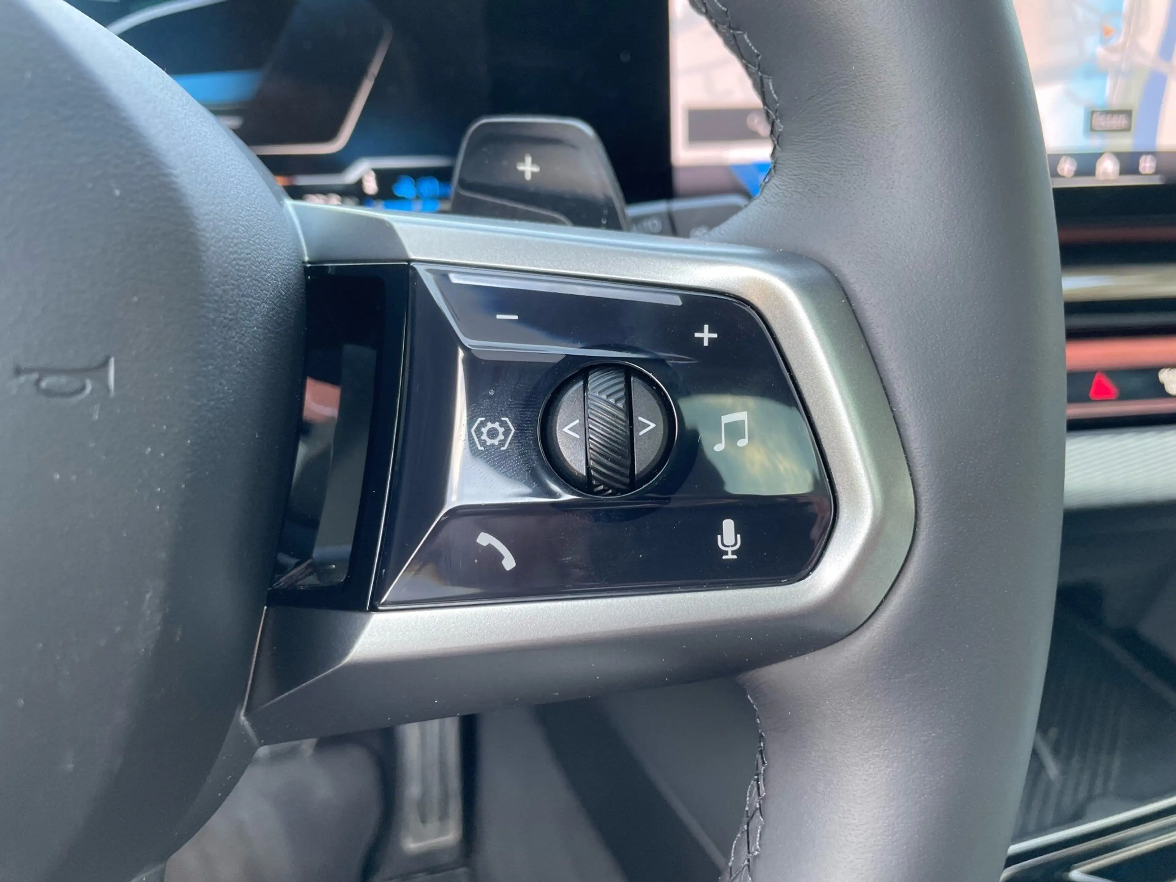 BMW 550 e xDrive Touring M Sport Pro || AHK Pano B&W — photo 10