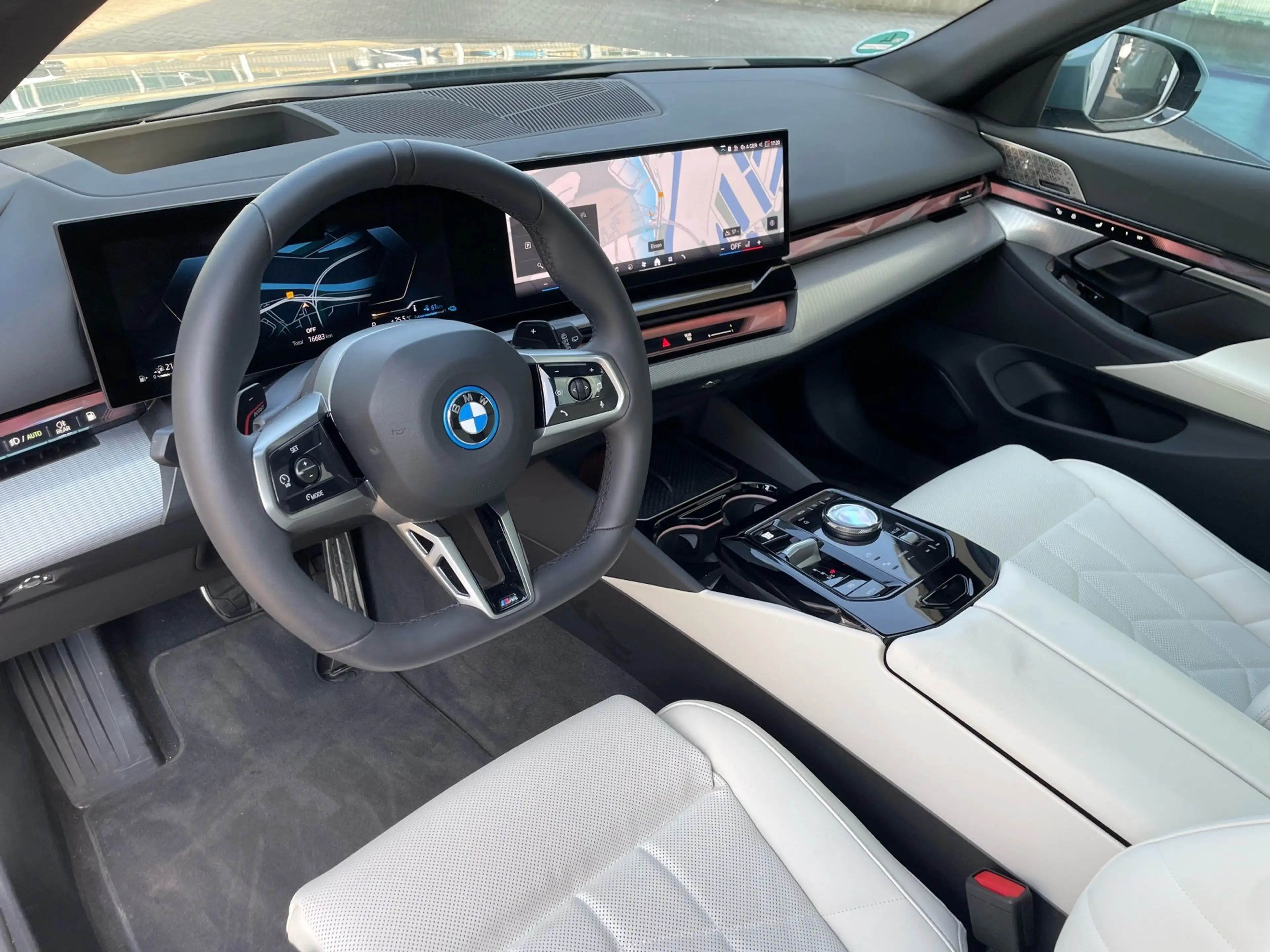 BMW 550 e xDrive Touring M Sport Pro || AHK Pano B&W — photo 5
