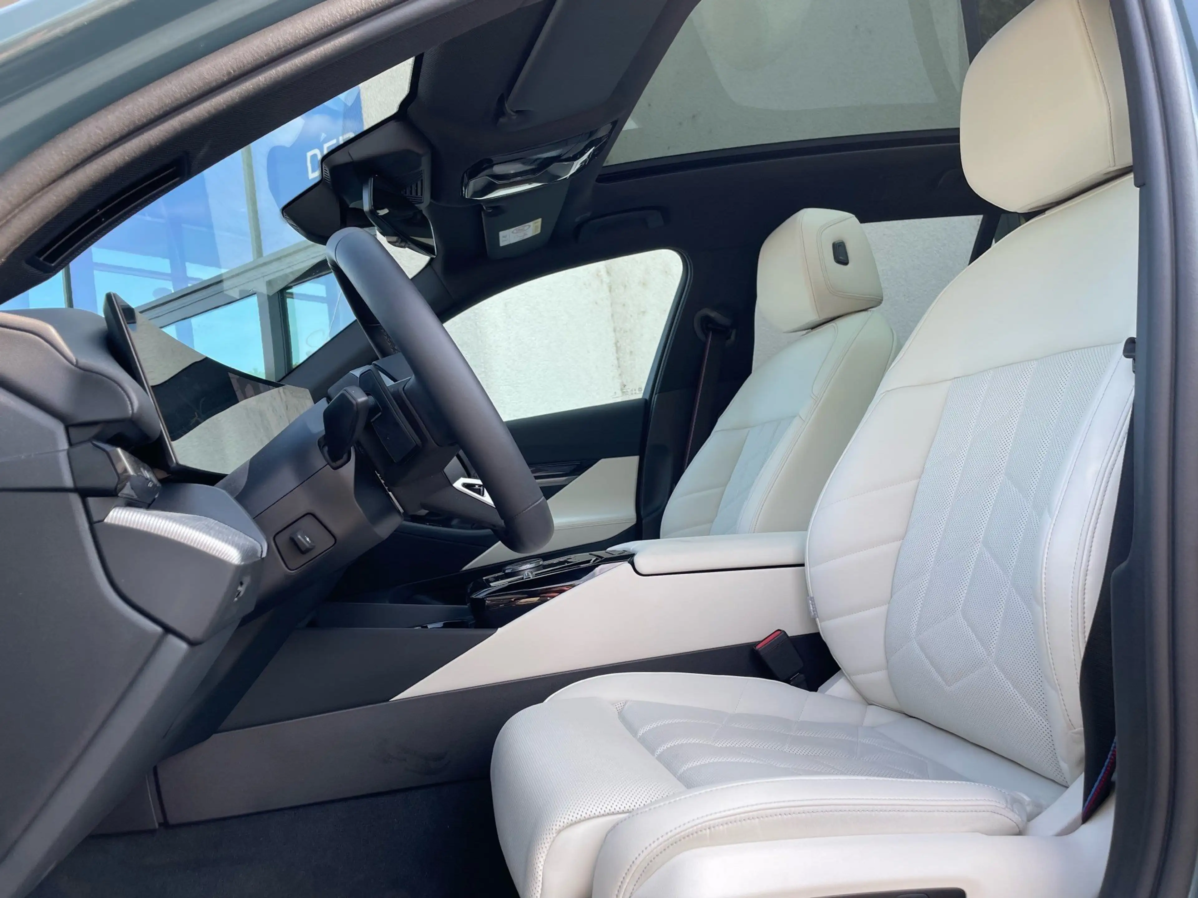 BMW 550 e xDrive Touring M Sport Pro || AHK Pano B&W — photo 8