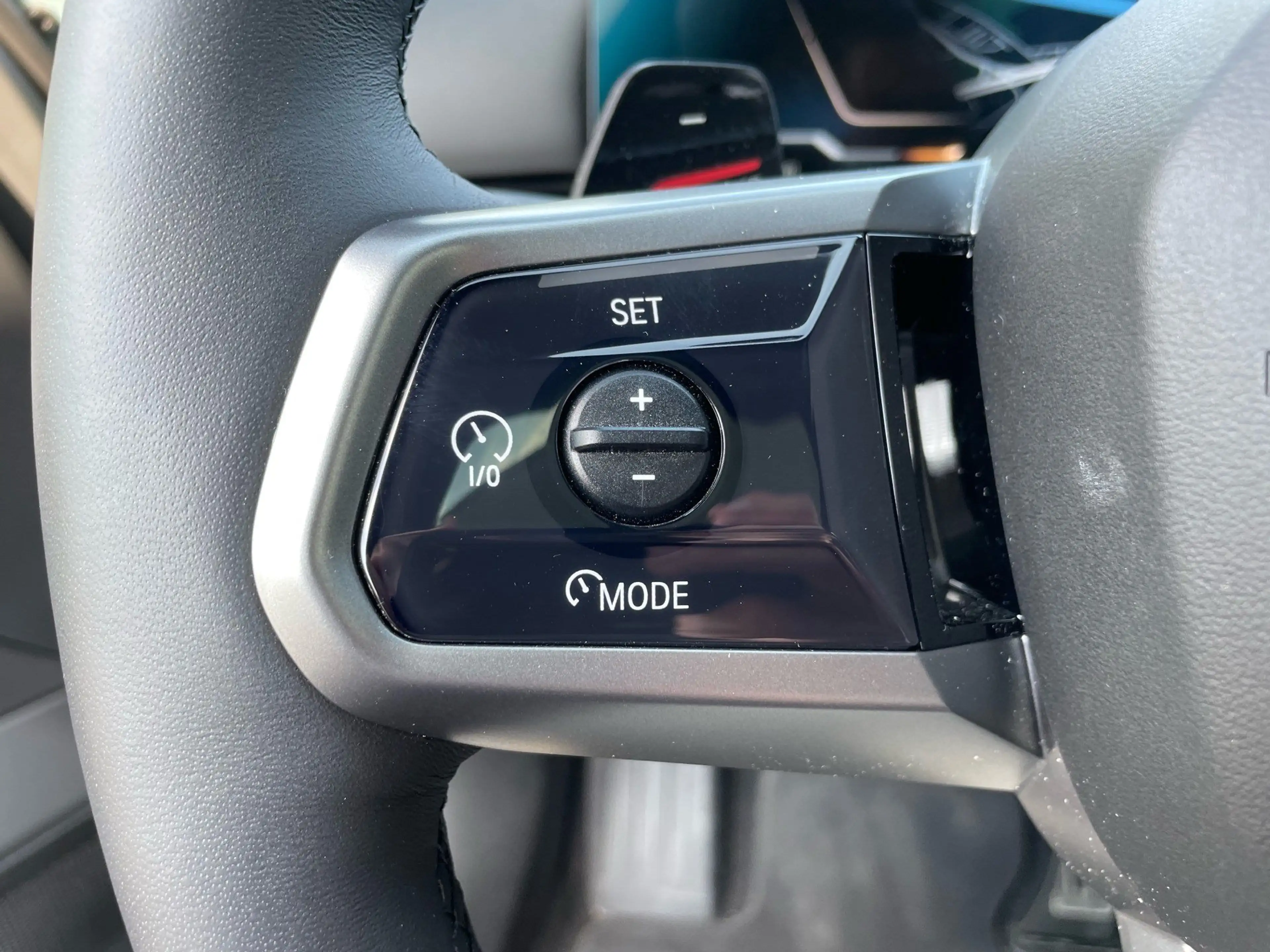 BMW 550 e xDrive Touring M Sport Pro || AHK Pano B&W — photo 11