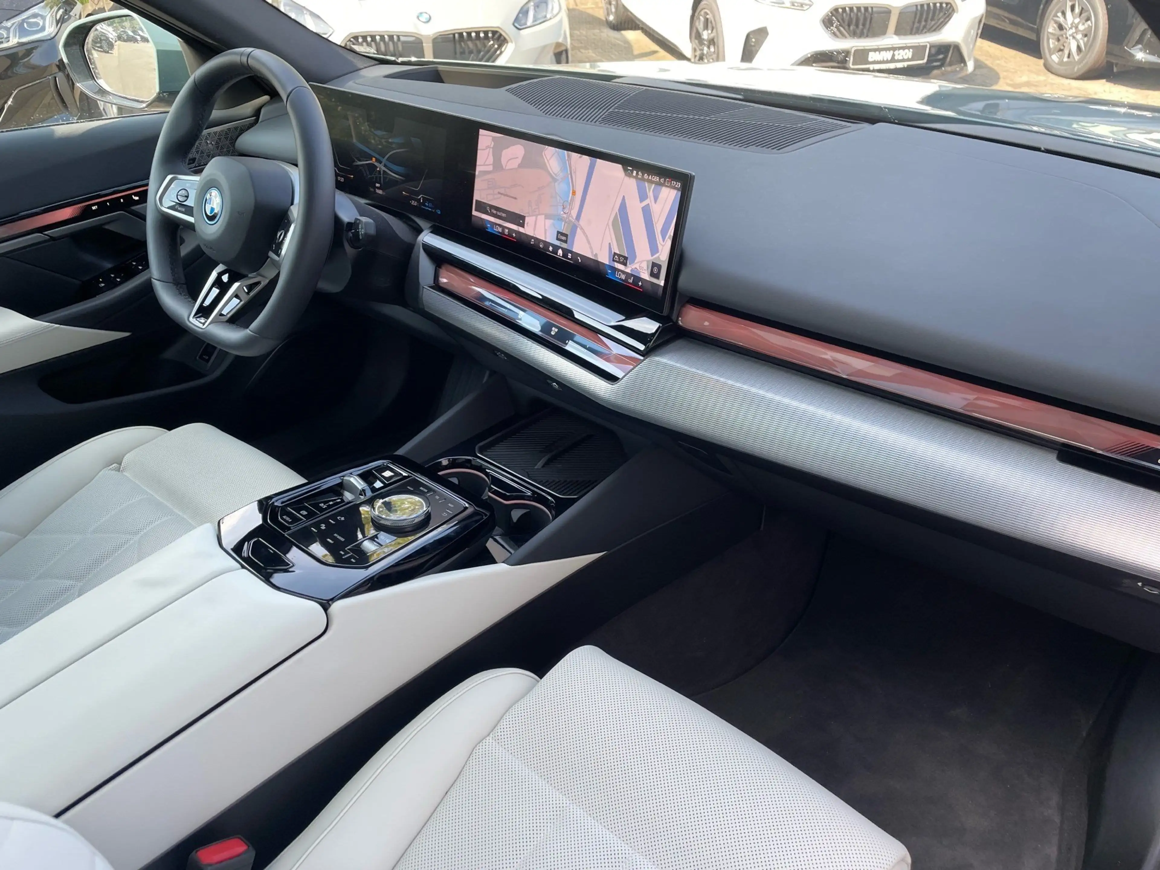 BMW 550 e xDrive Touring M Sport Pro || AHK Pano B&W — photo 7