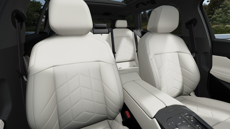 BMW 550 e xDrive Touring M Sport Pro || AHK Pano B&W — photo 3