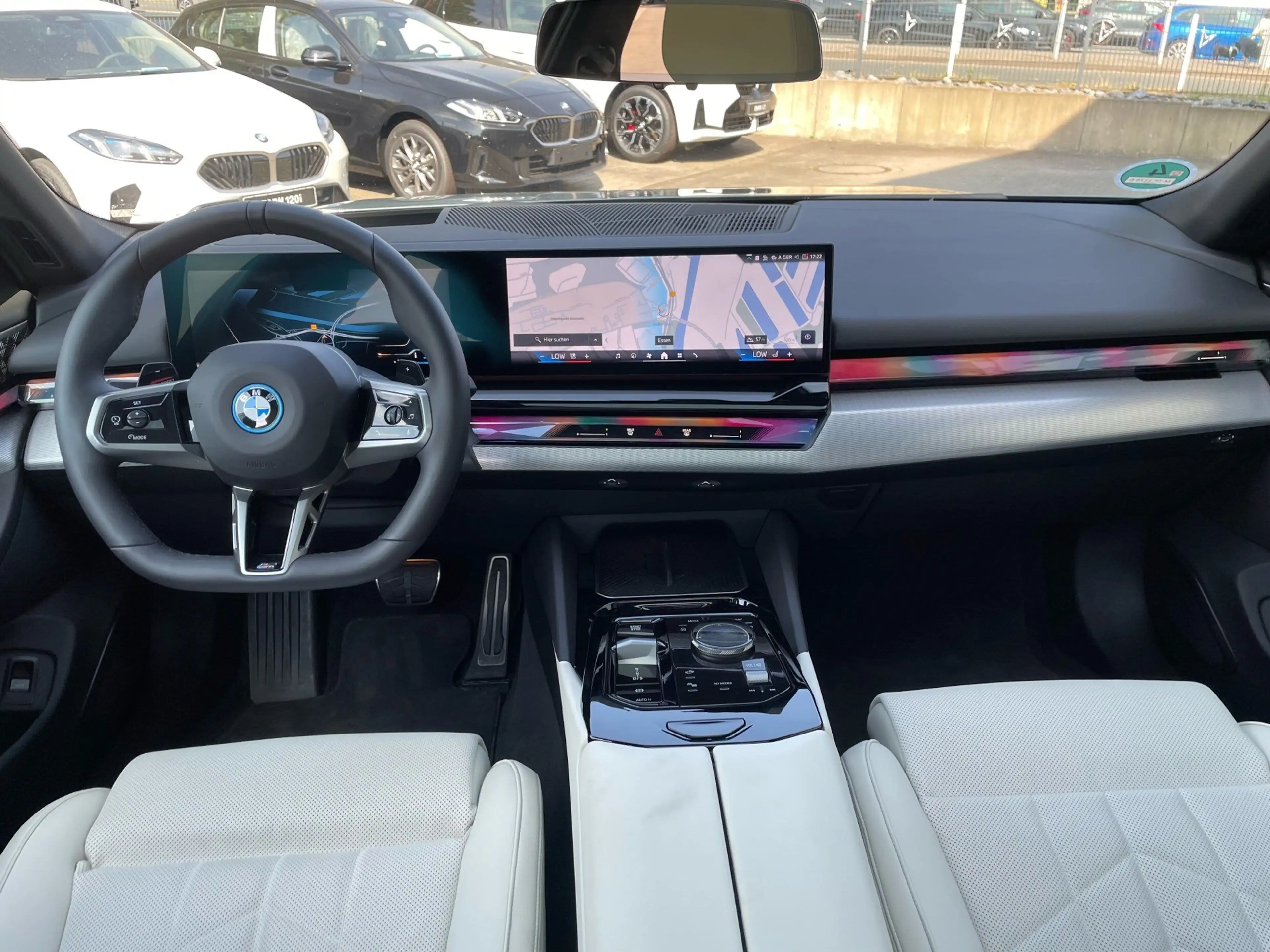 BMW 550 e xDrive Touring M Sport Pro || AHK Pano B&W — photo 3