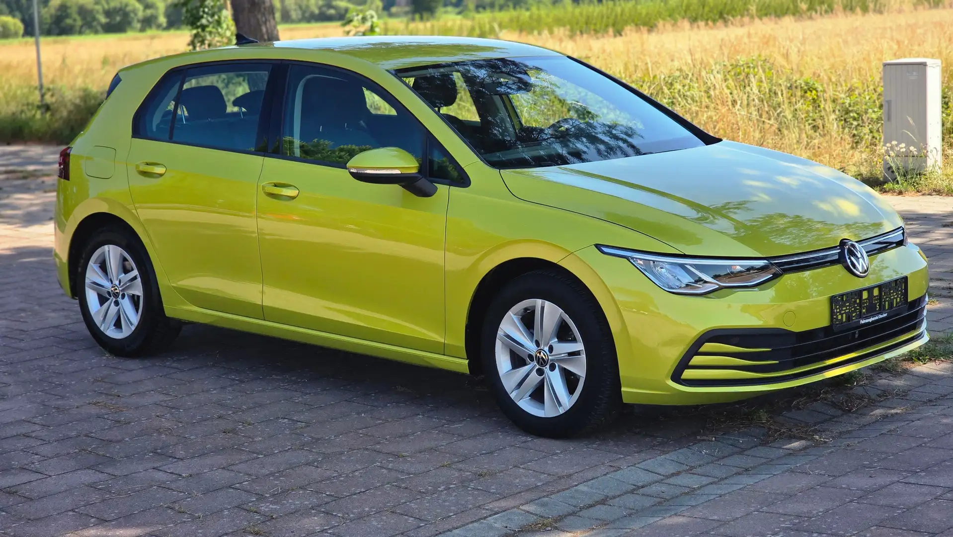 Volkswagen Golf Life eTSI Geel - 1