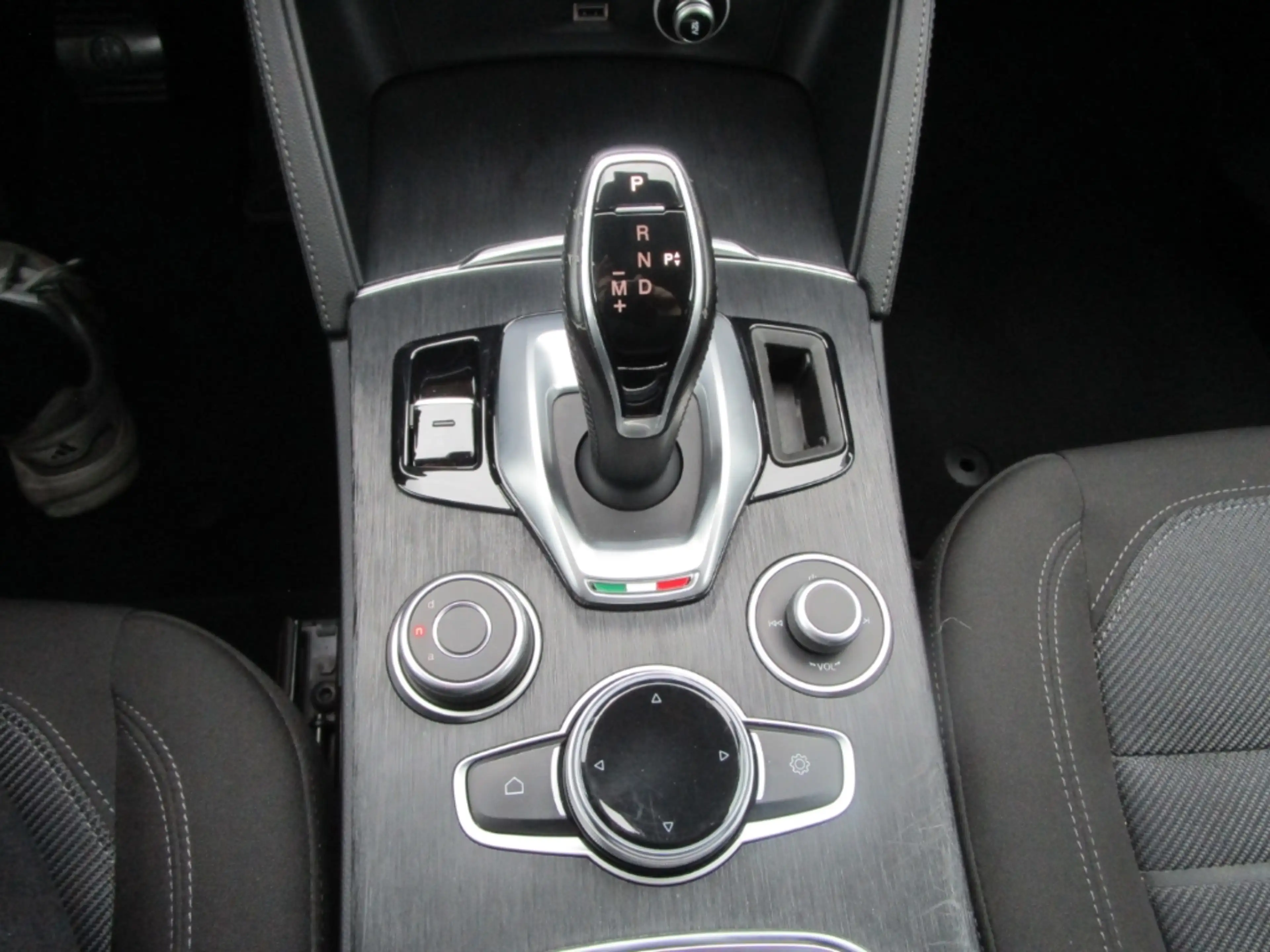 Alfa Romeo Stelvio Business Q4 140 kW (190 PS) 8-Gang DSG Allrad — photo 12