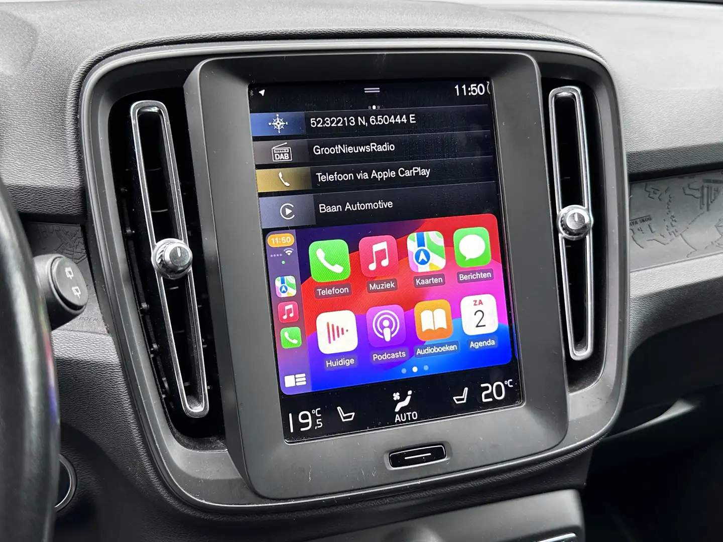 Volvo XC40 2.0 T4 | Navigatie | Verwarmd Stuur/Stoel | Apple Schwarz - 2