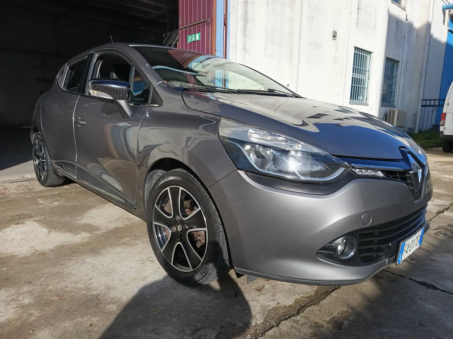 Renault Clio Clio IV 2012 5p 1.2 Duel 75cv Grijs - 2