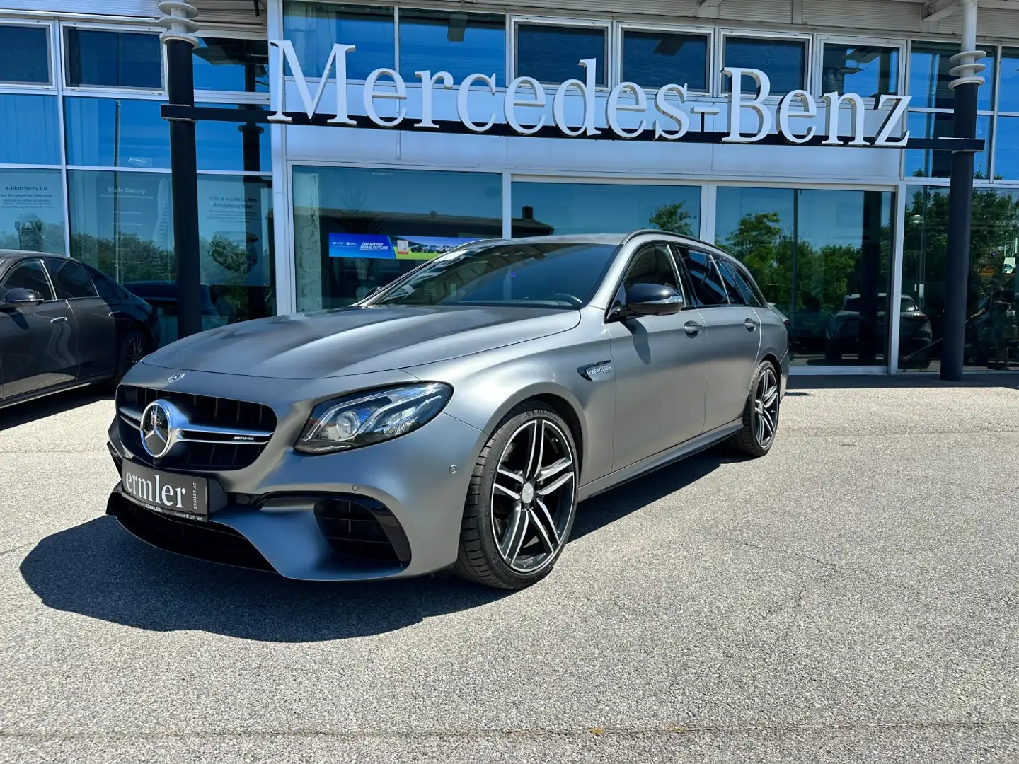 Mercedes-Benz E 63 AMG 4MATIC+ T-Modell AMG V8 3982 ccm Grau - 2